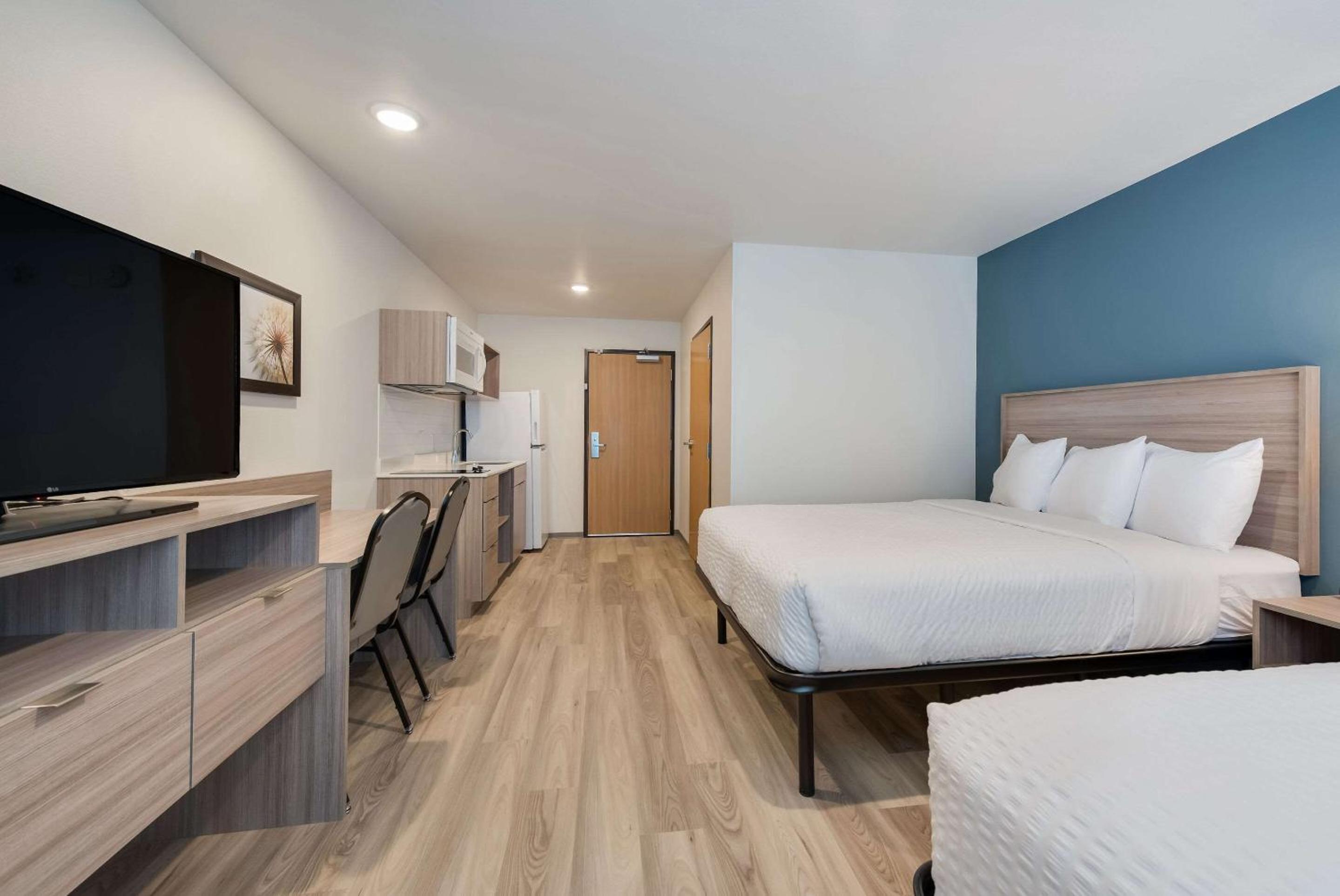 Queen Suite with Two Queen Beds - Non Smoking - Photo 3