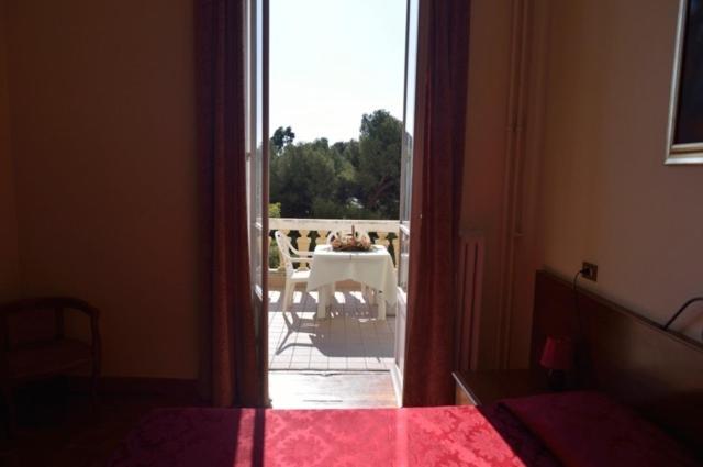Double or Twin Room with Sea View photo 2