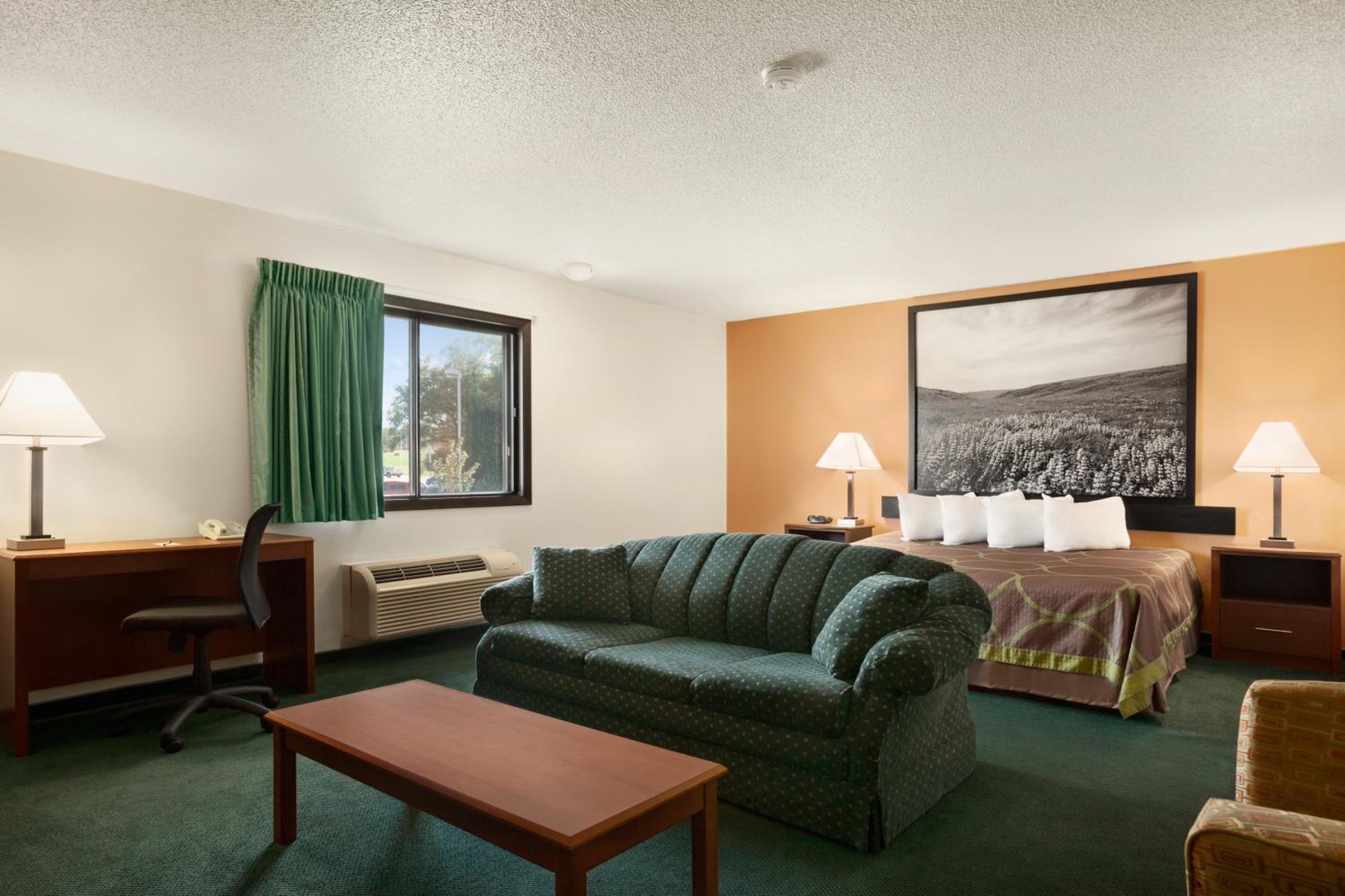 King Suite - Non-Smoking photo 3