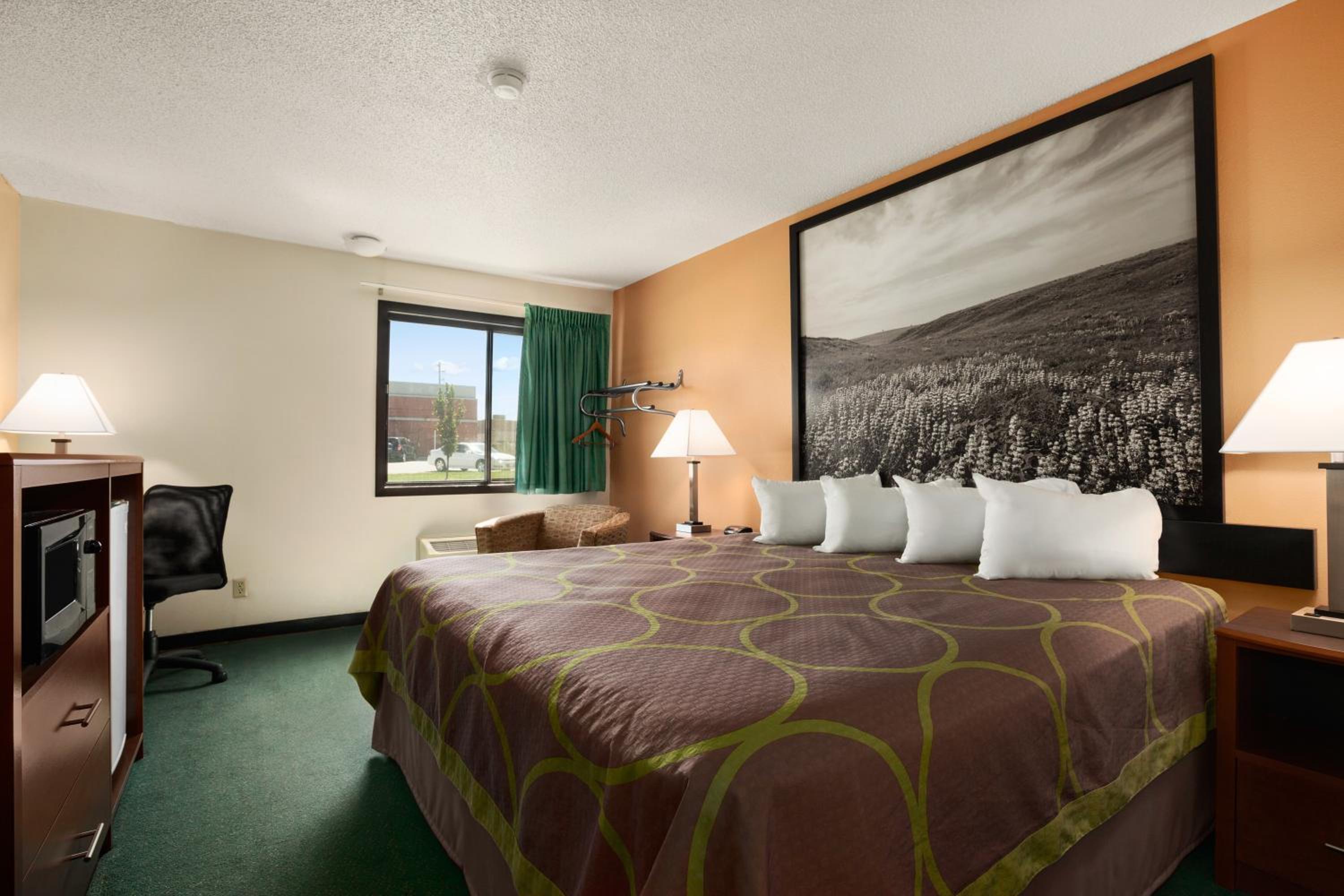 King Room - Non-Smoking photo 2