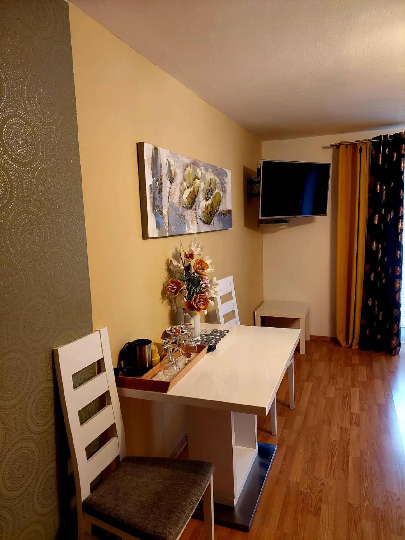 Deluxe Double Room with Bath - Photo 6