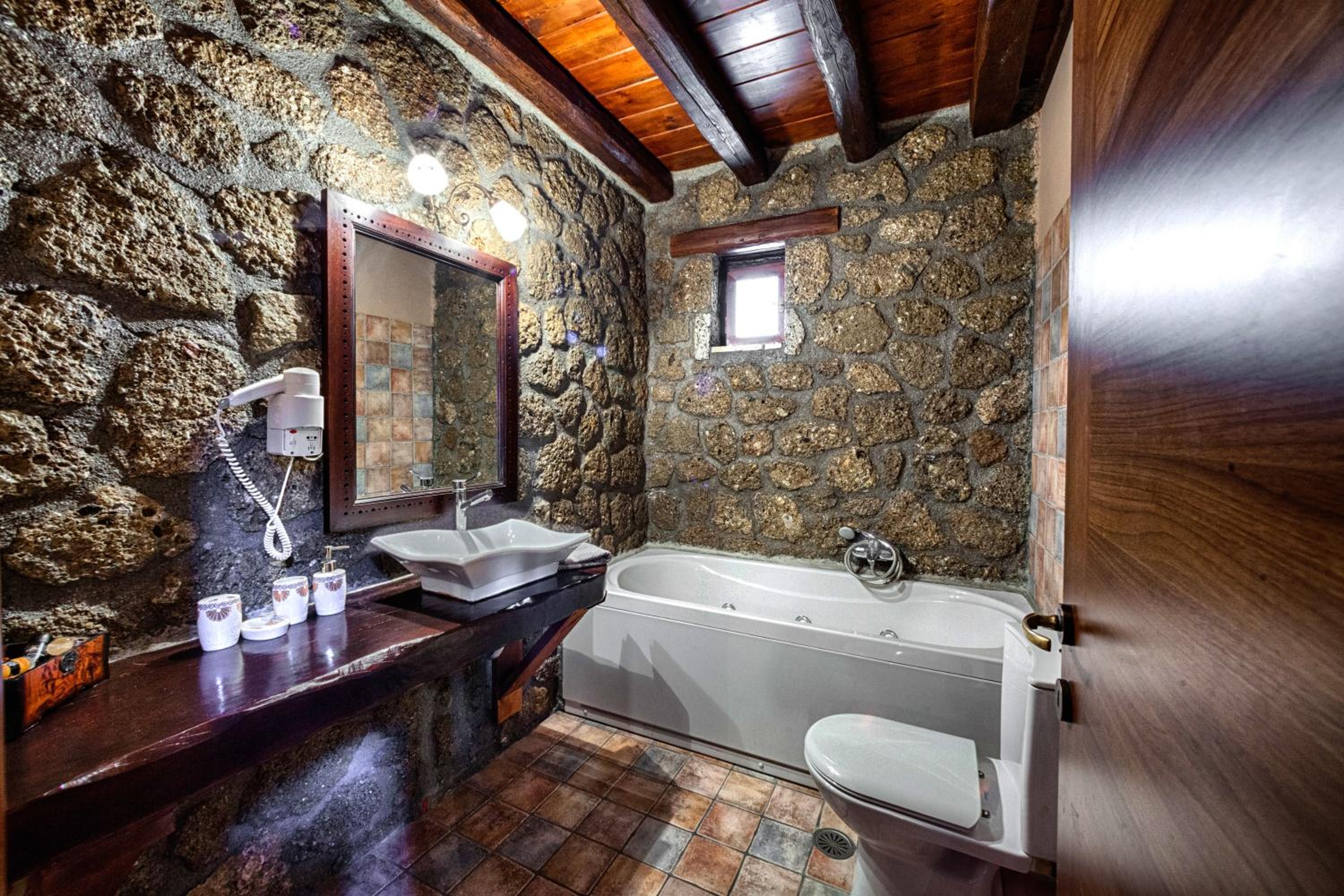 Split - Level Suite with Fireplace and Spa Bath (2 Adults + 2 Children)