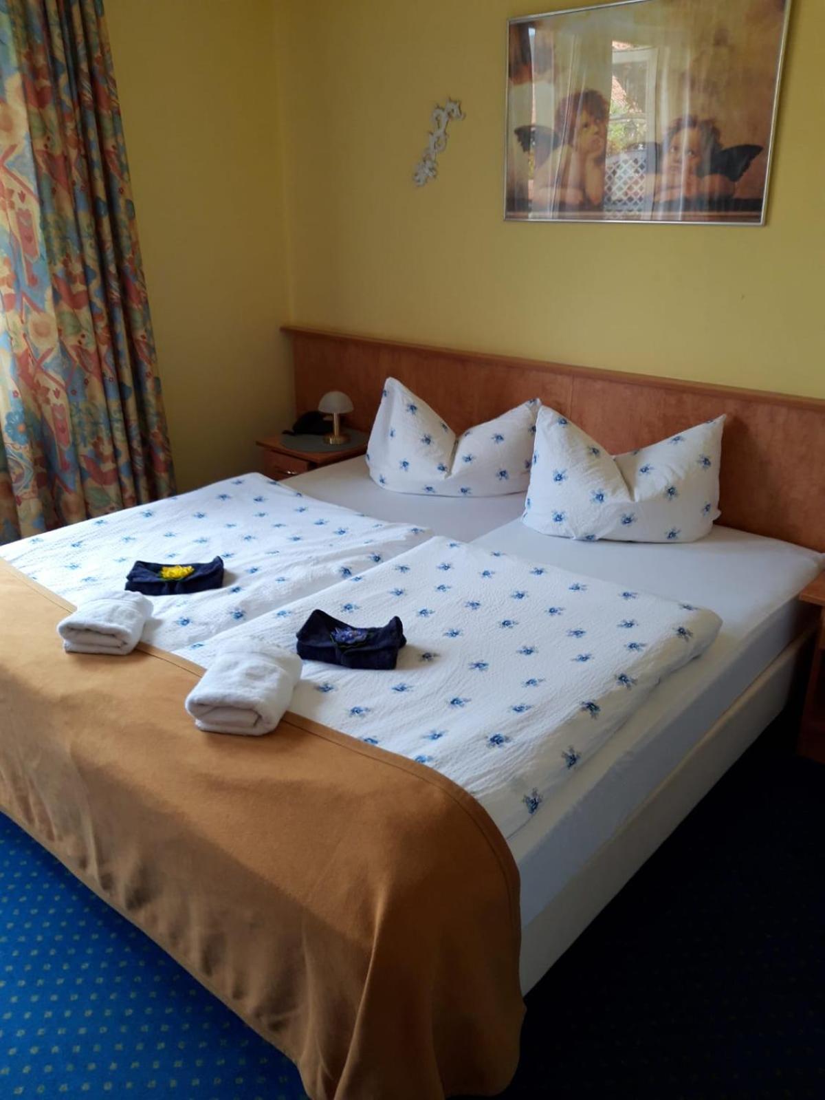 Deluxe Double Room (2 Adults + 1 Child)
