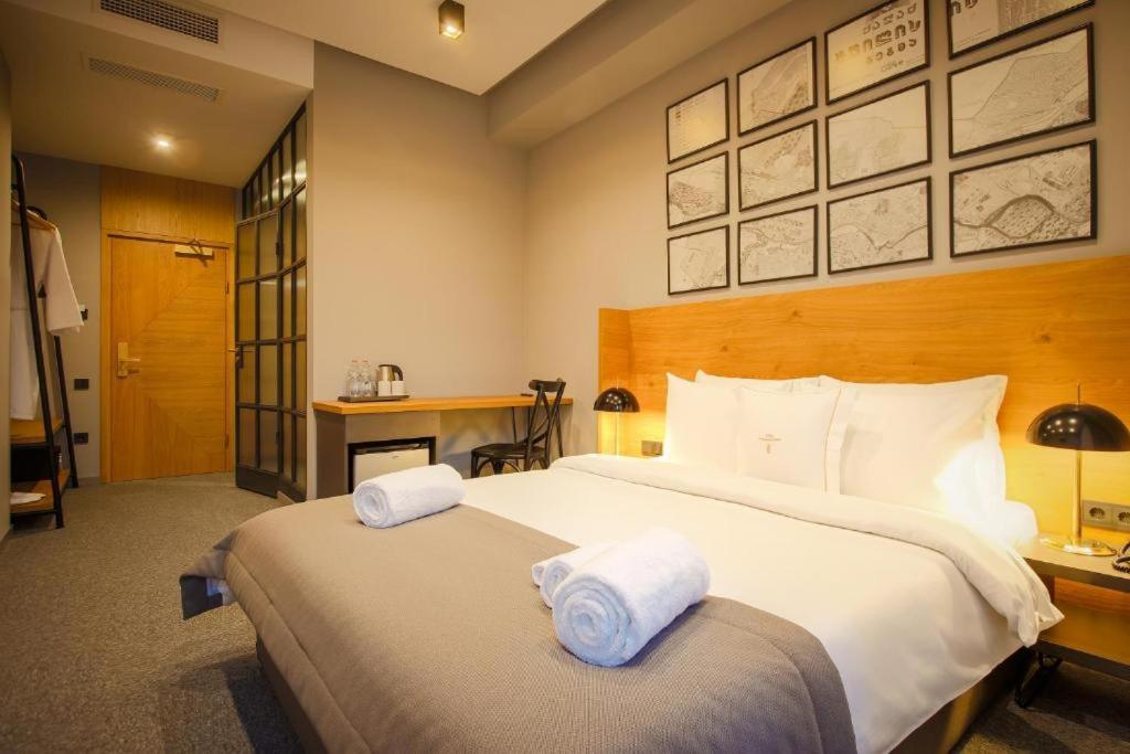 Standard Double Room - Photo 11