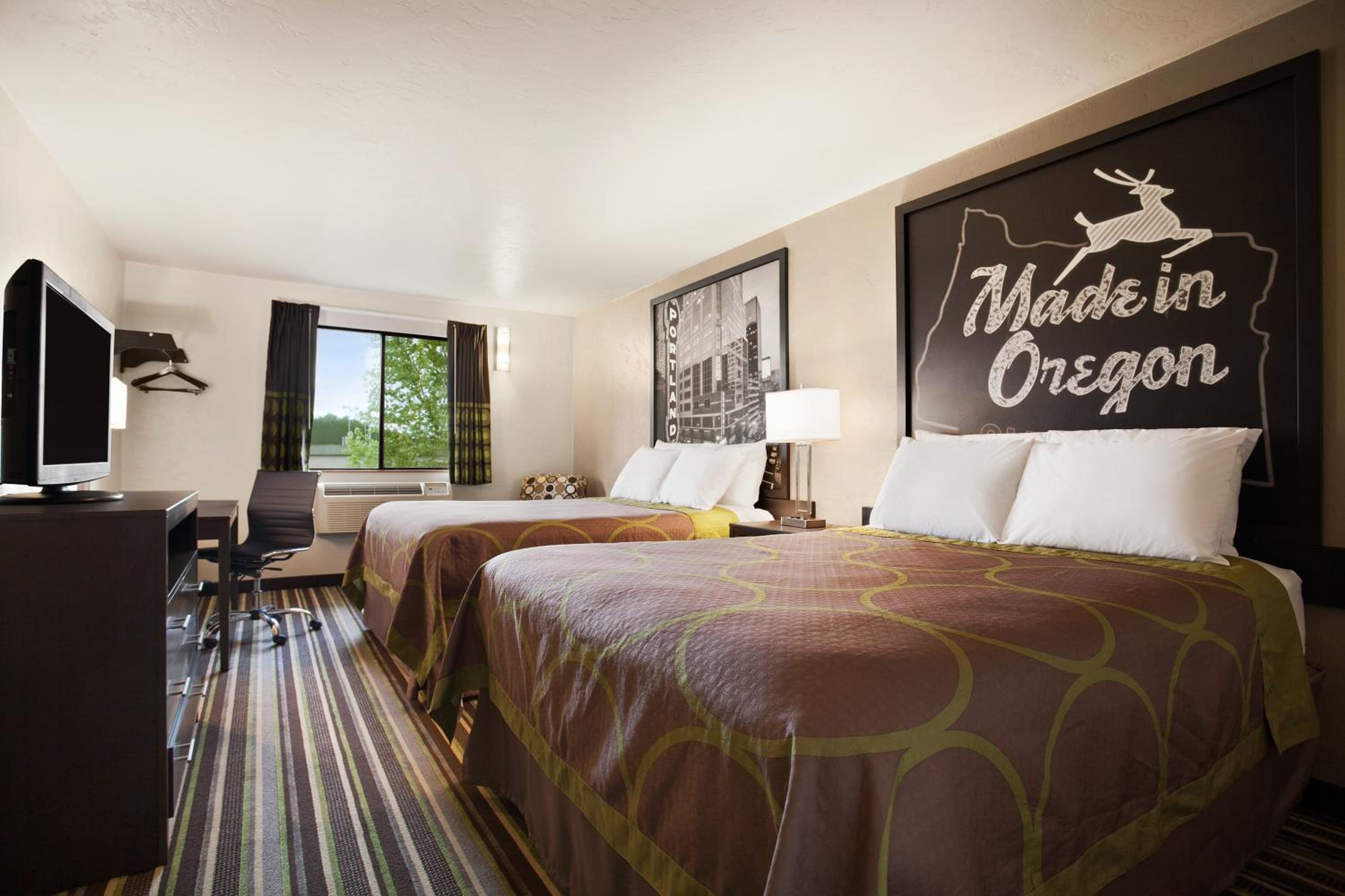 Queen Room with Two Queen Beds - Non-Smoking - Photo 6