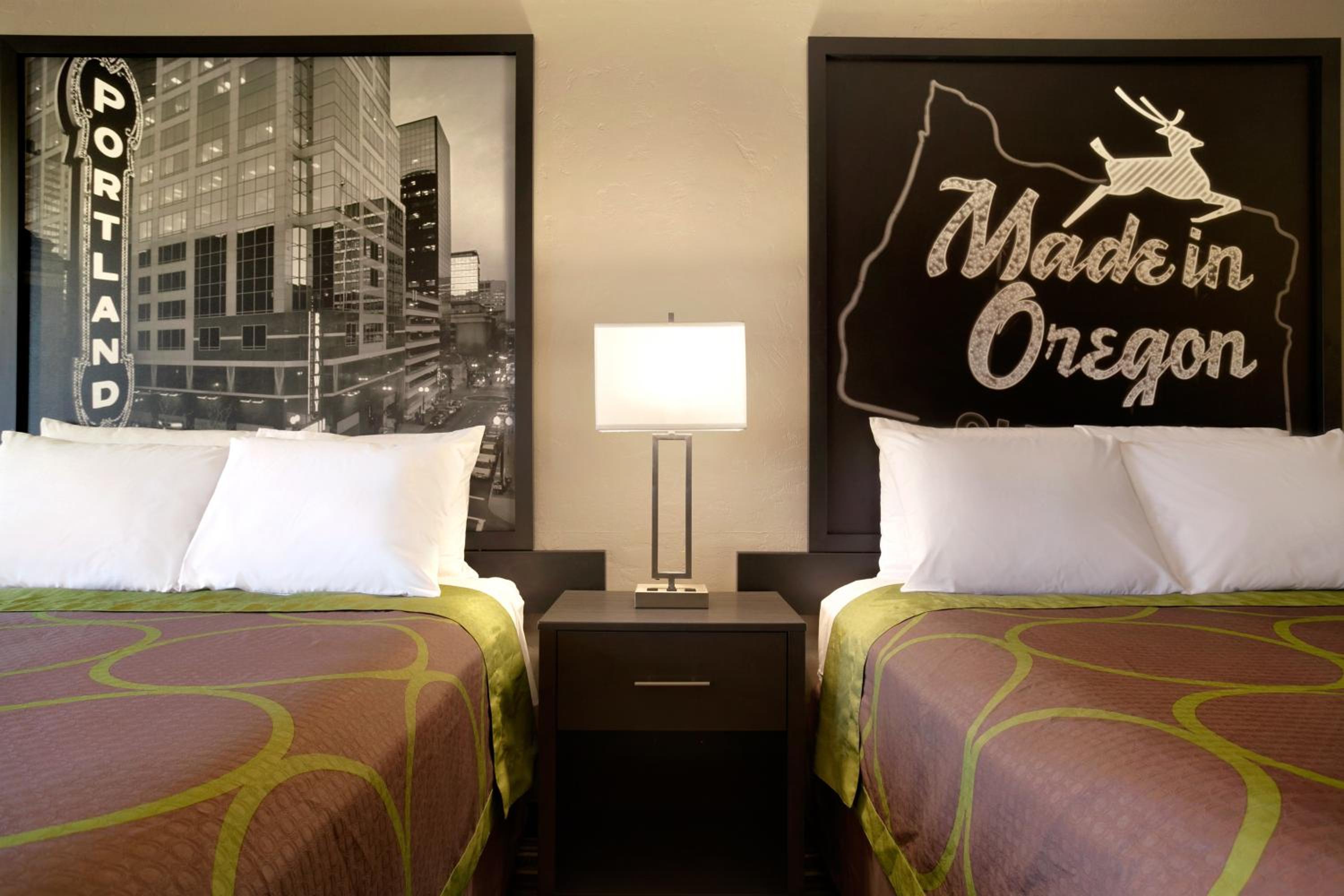 Queen Room with Two Queen Beds - Non-Smoking - Photo 7