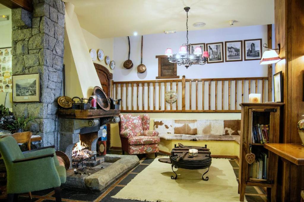 Superior Family Room photo 3