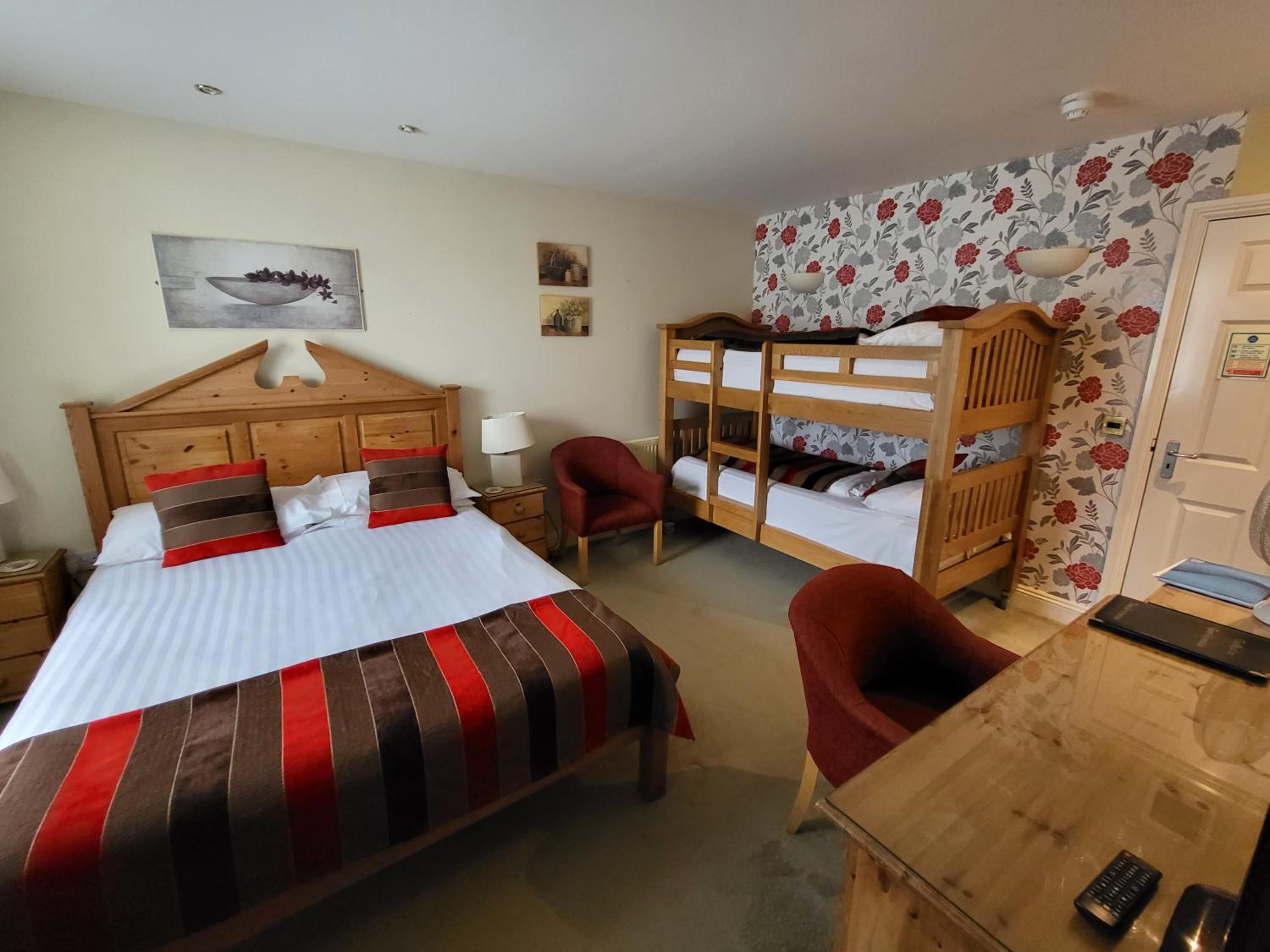 Family Room with Ensuite (King + Bunks)  photo 1