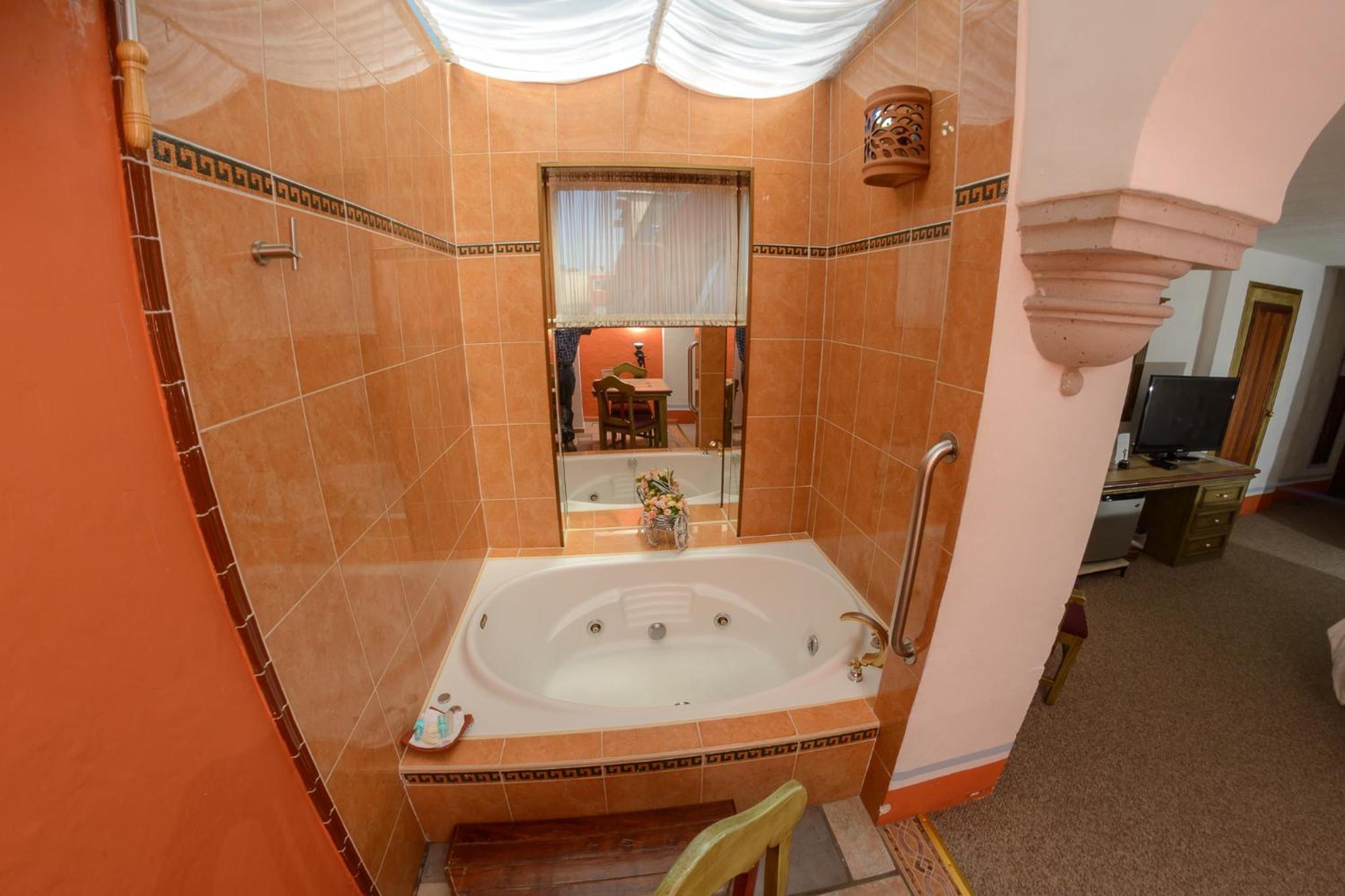 King Suite - Non-Smoking photo 2
