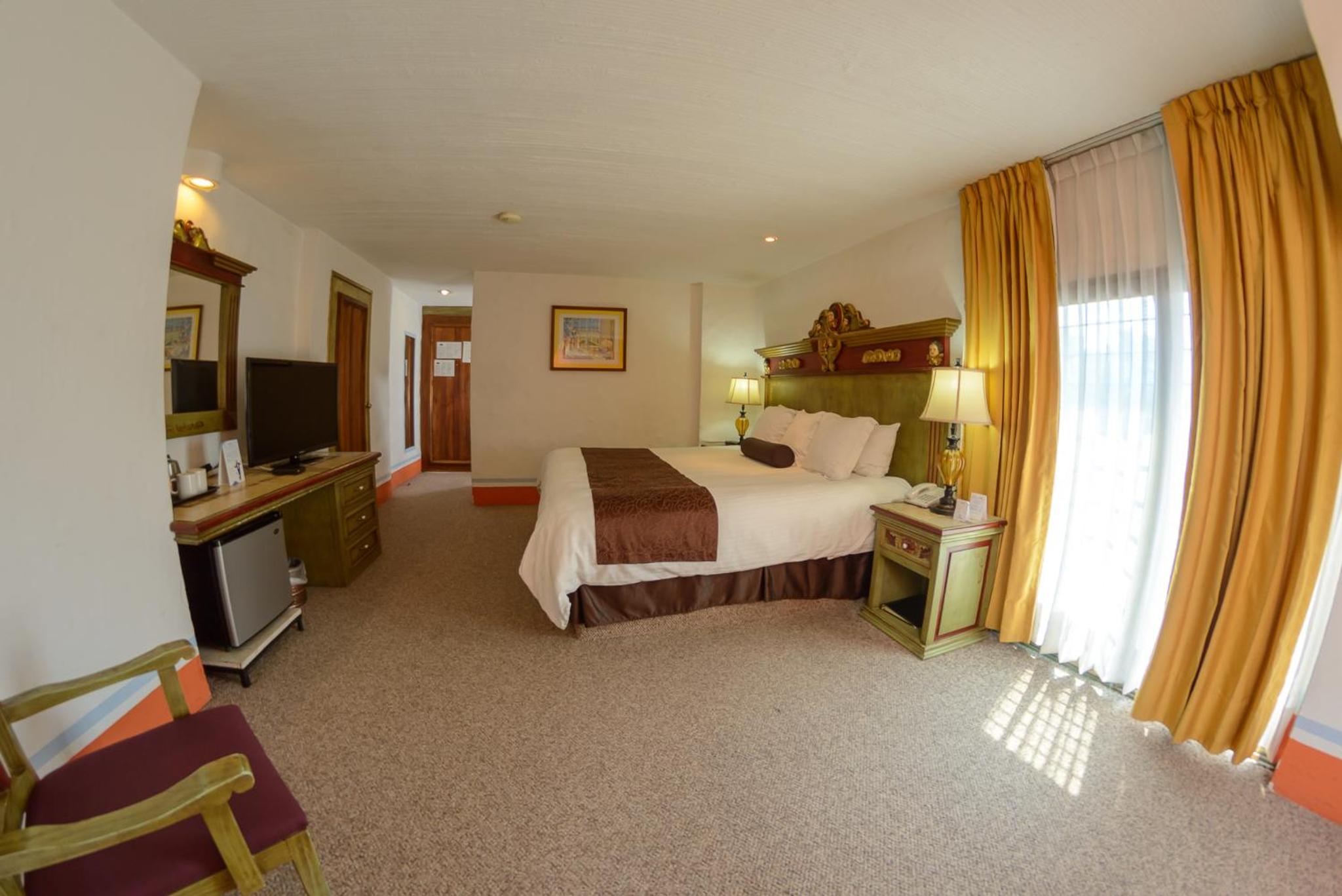 King Suite - Non-Smoking photo 3