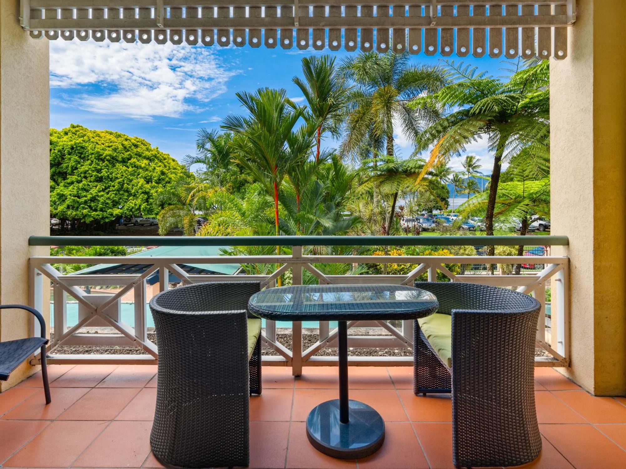 Deluxe One-Bedroom Apartment with Ocean View