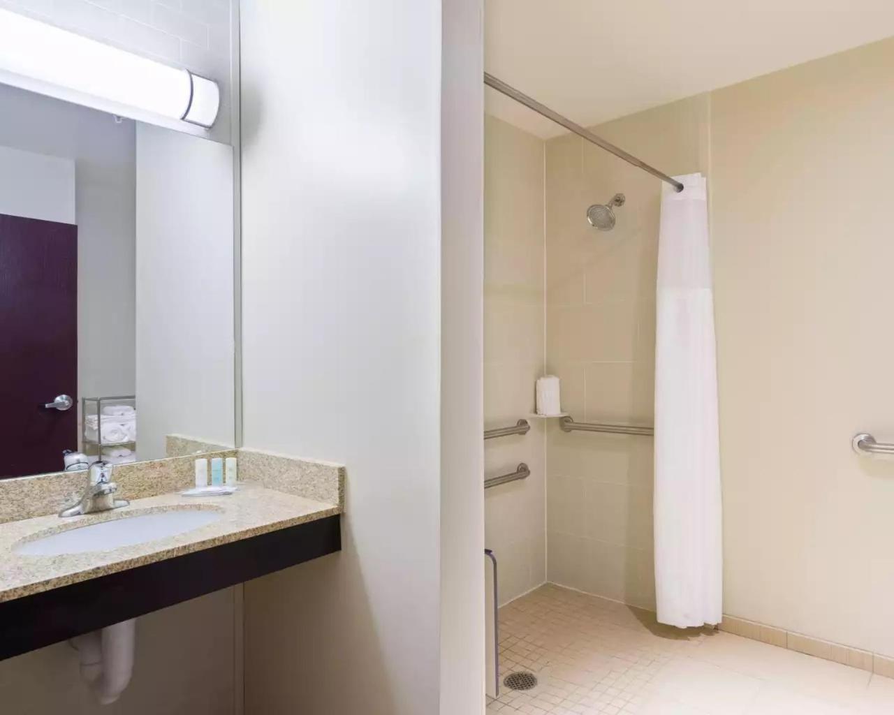 Queen Suite with Two Queen Beds - Accessible/Non-Smoking