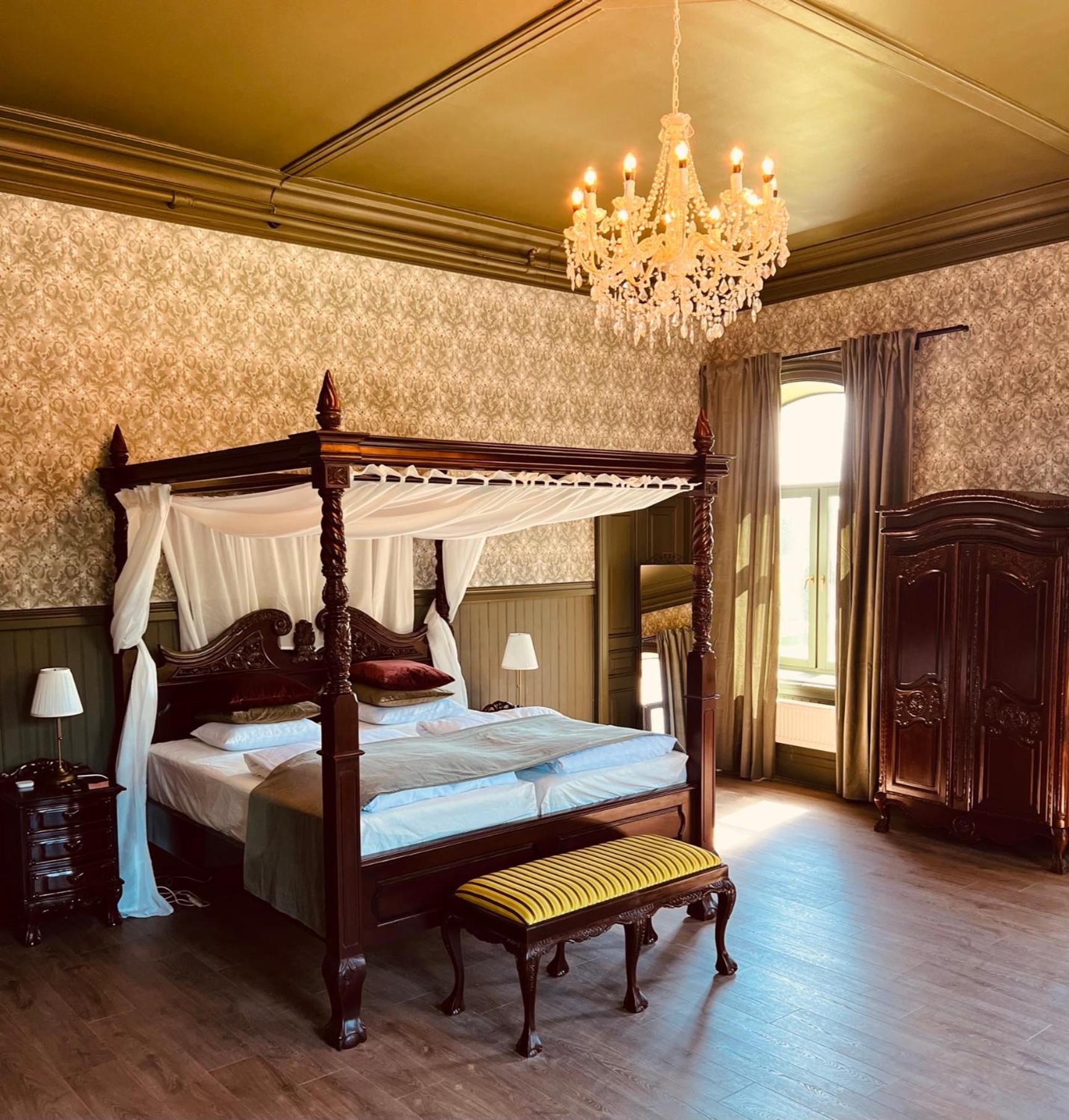 One-Bedroom Suite - Photo 8