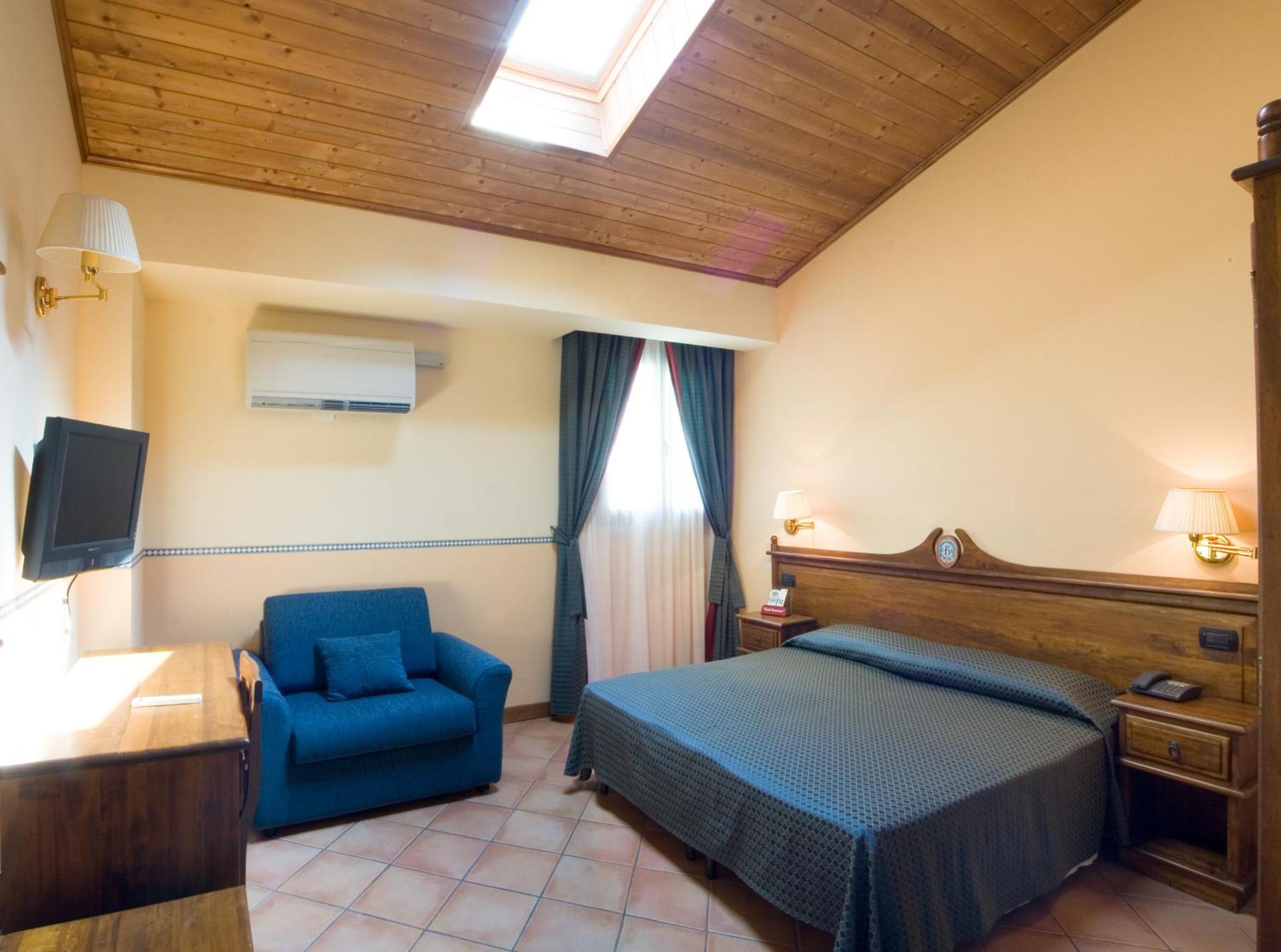 Double or Twin Room - Photo 9