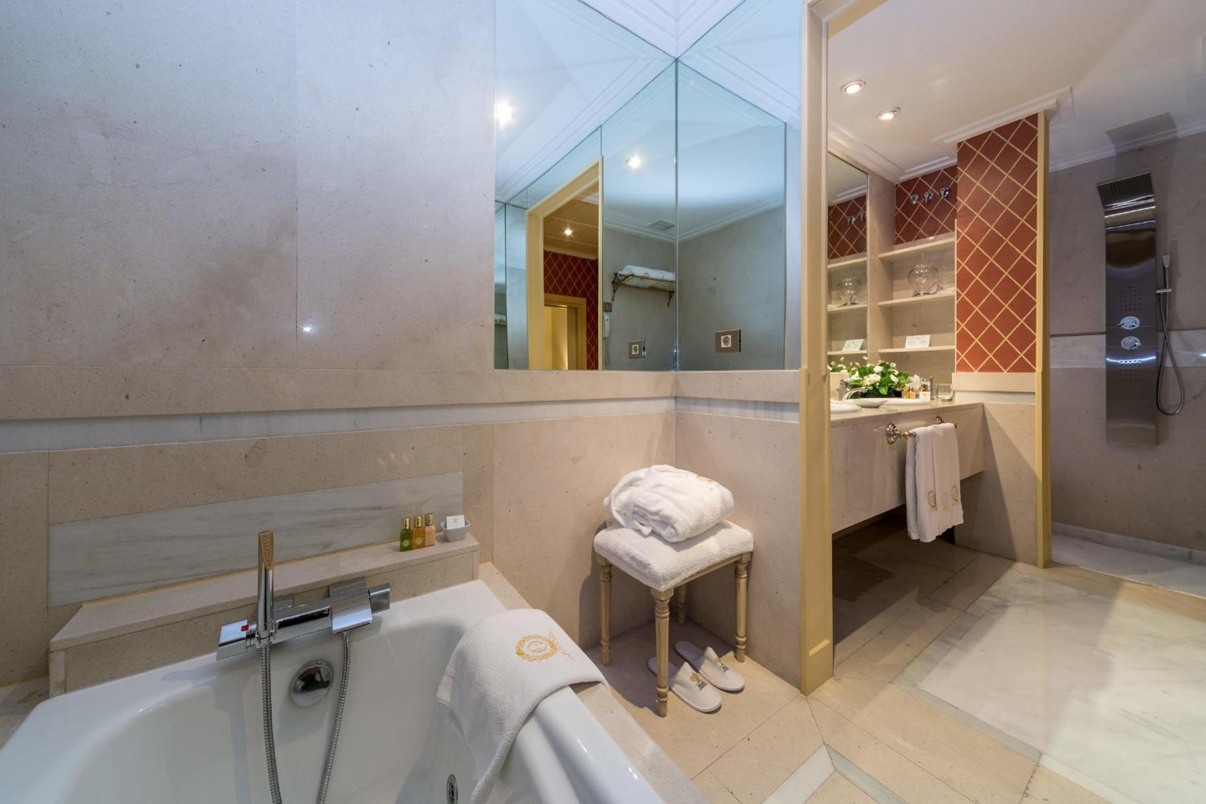 Deluxe Suite with Parking Included  - Photo 2