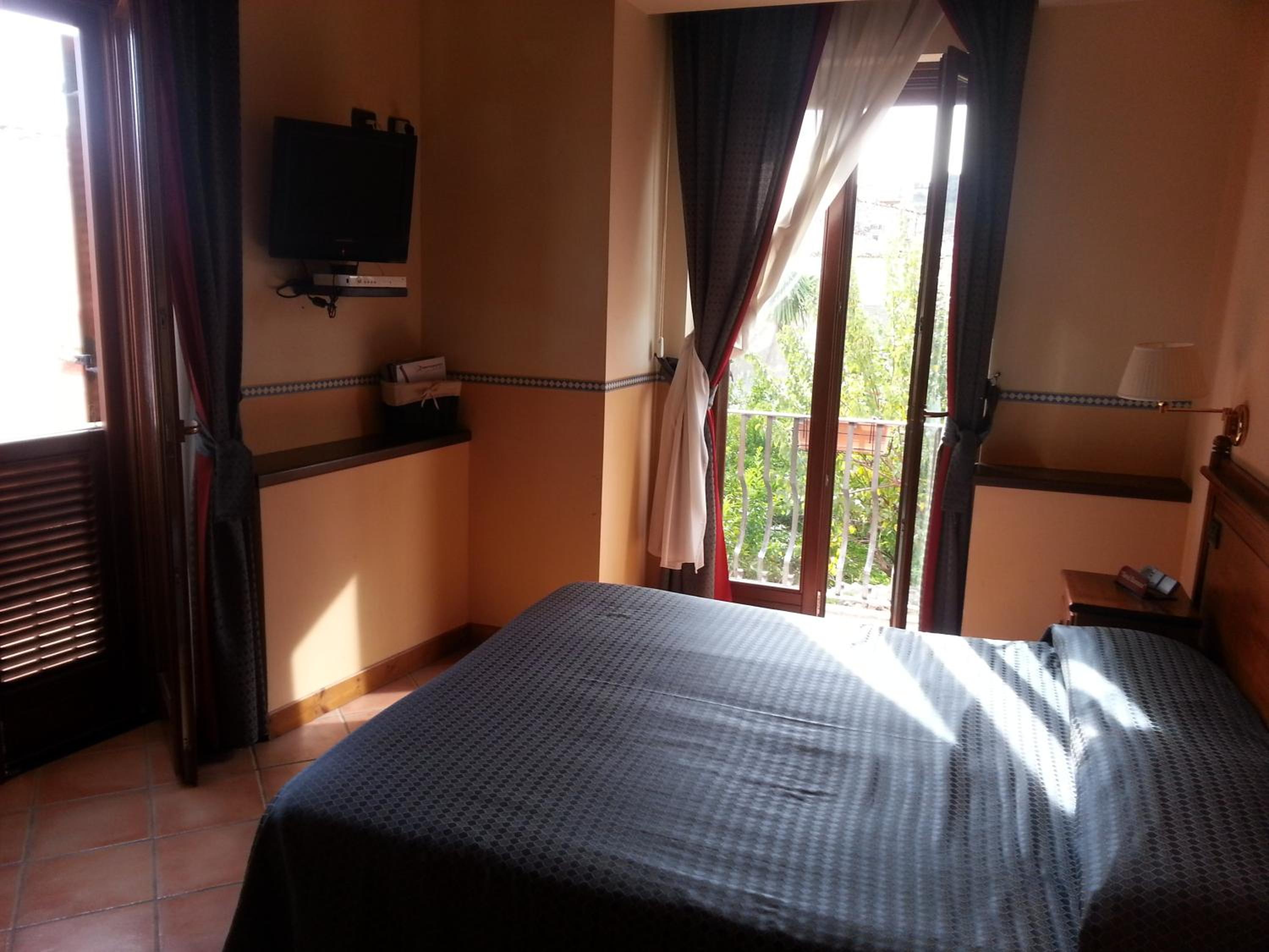 Double or Twin Room - Photo 3