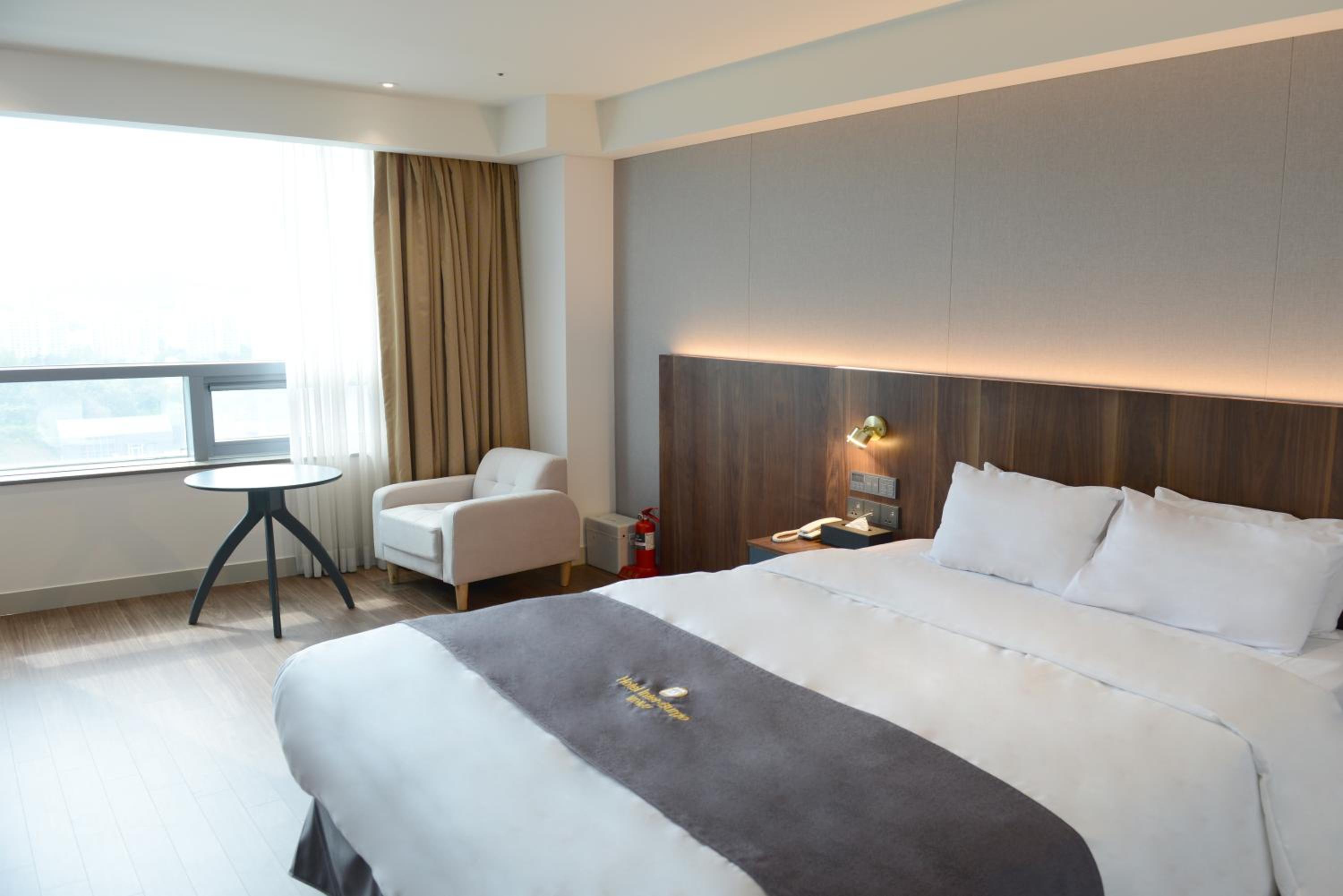 [Valentine's Day PKG] Standard Double Room with 1 bottle of Octavo white wine & 8 Ferrero Rocher heart shape 1 set gift, 1pm Late Check-out