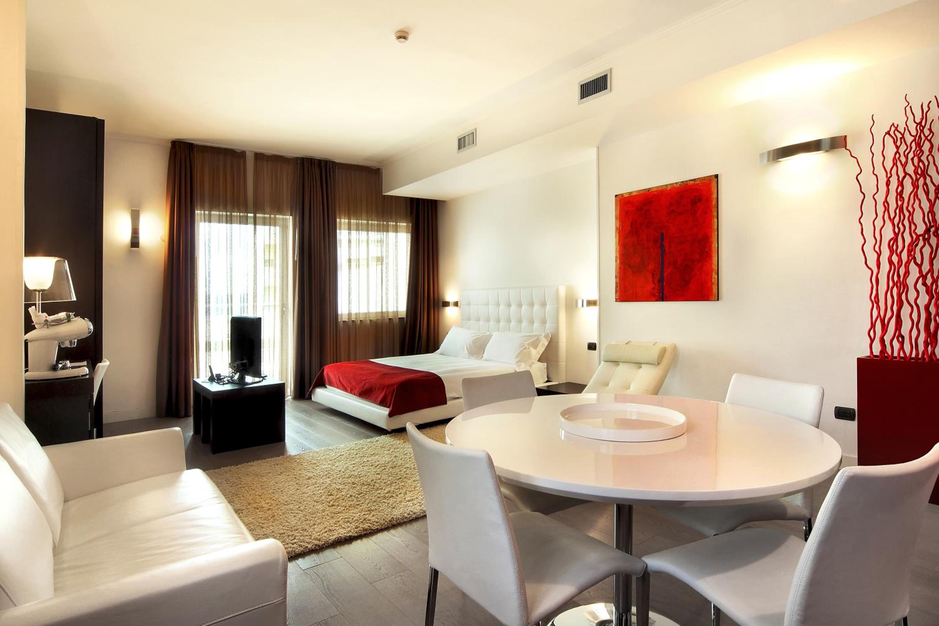 Suite - Photo 1