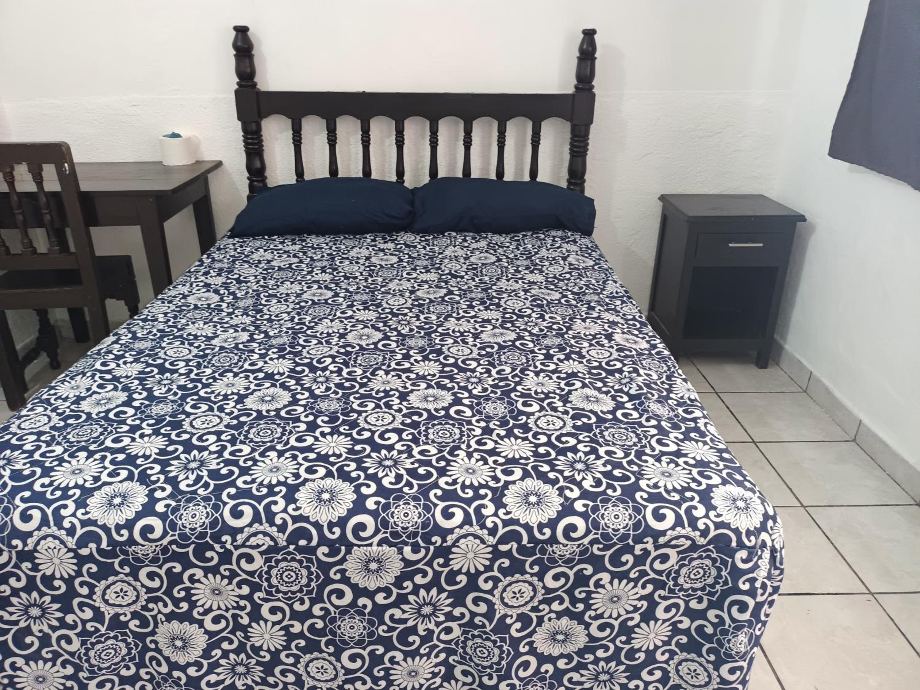 Standard Queen Room - Photo 8