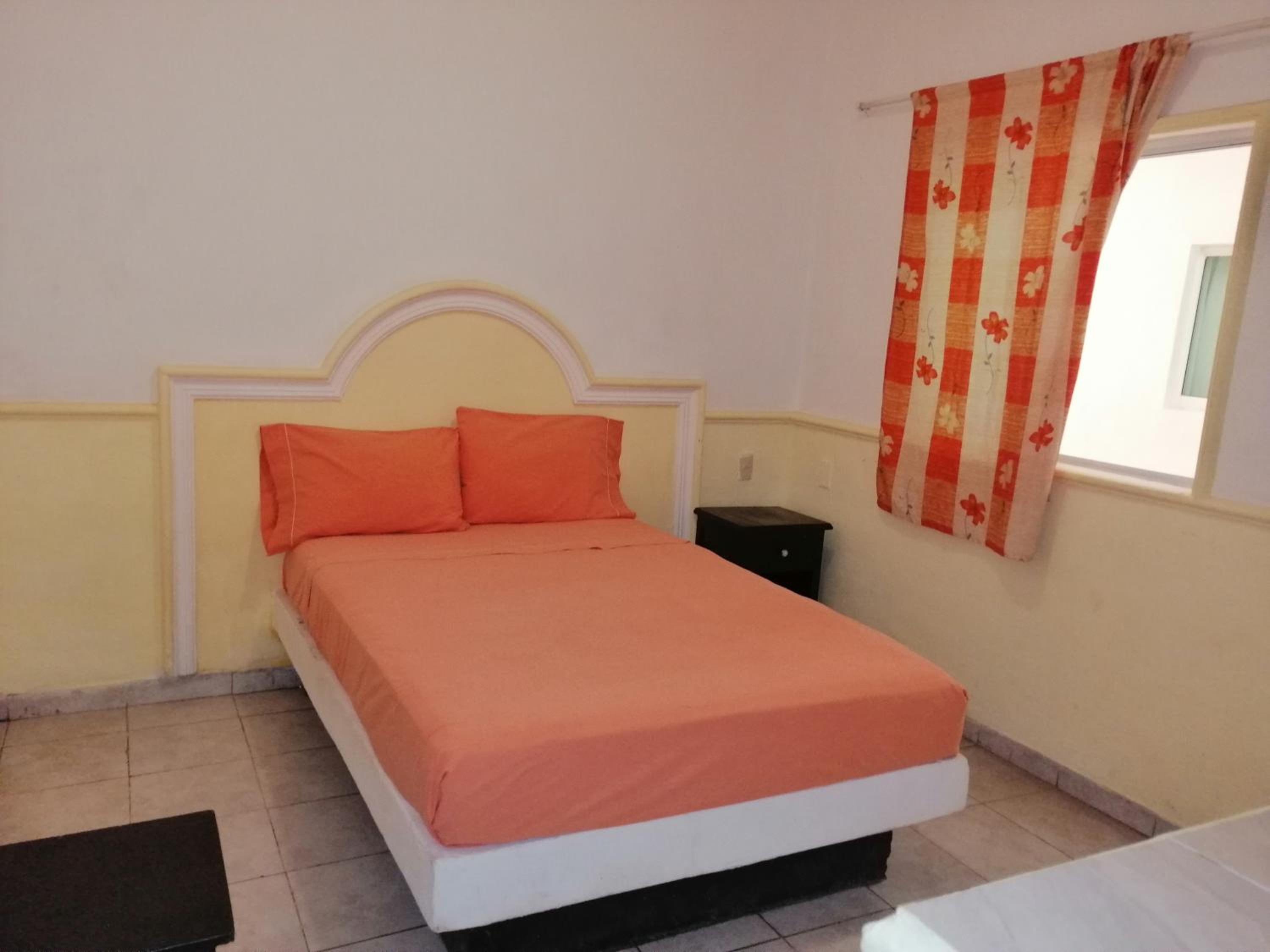 Standard Queen Room - Photo 4