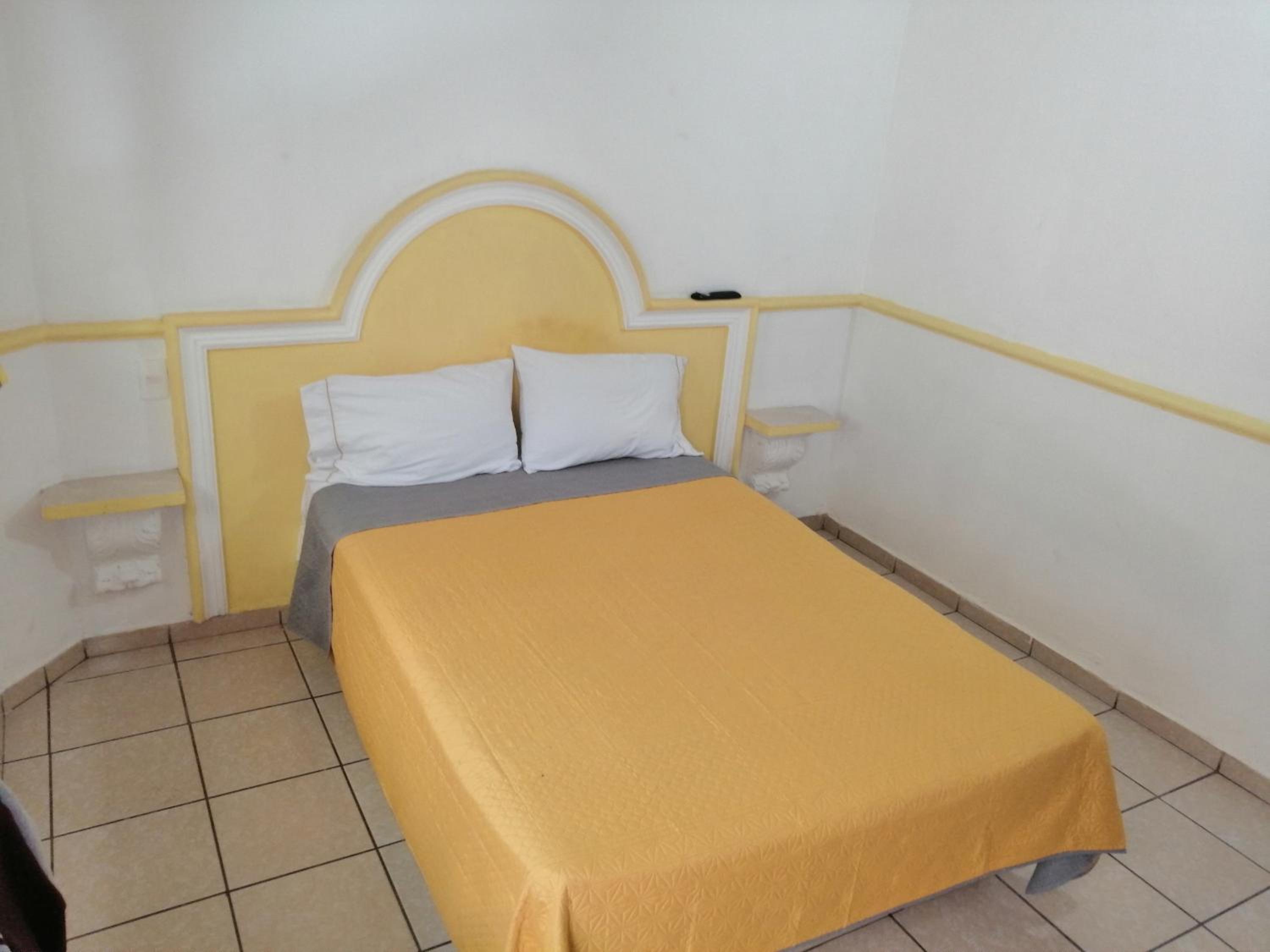 Standard Queen Room - Photo 5