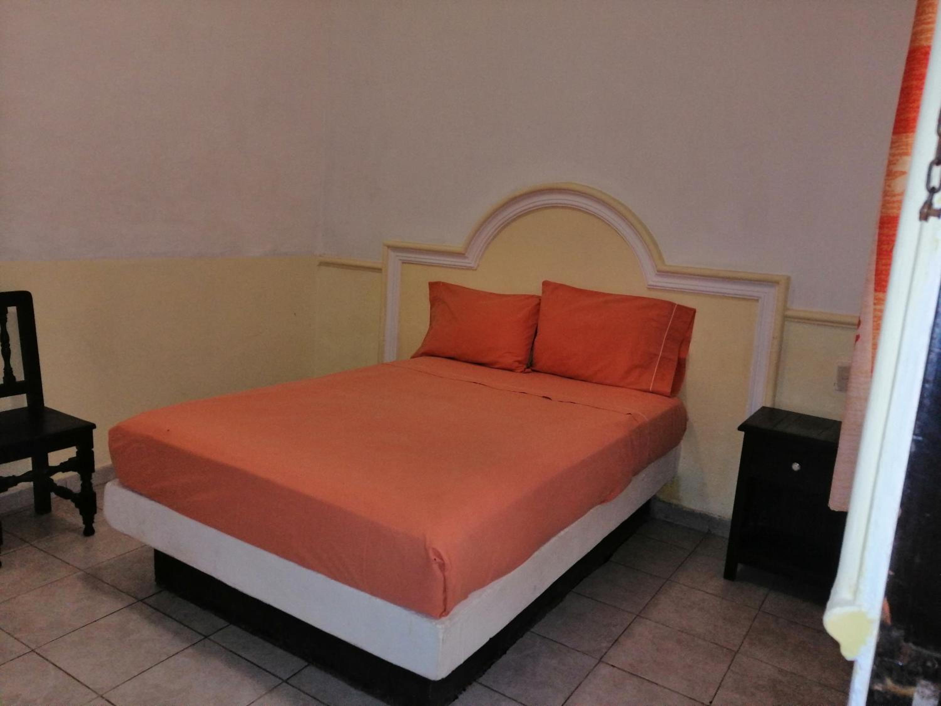 Standard Queen Room - Photo 6