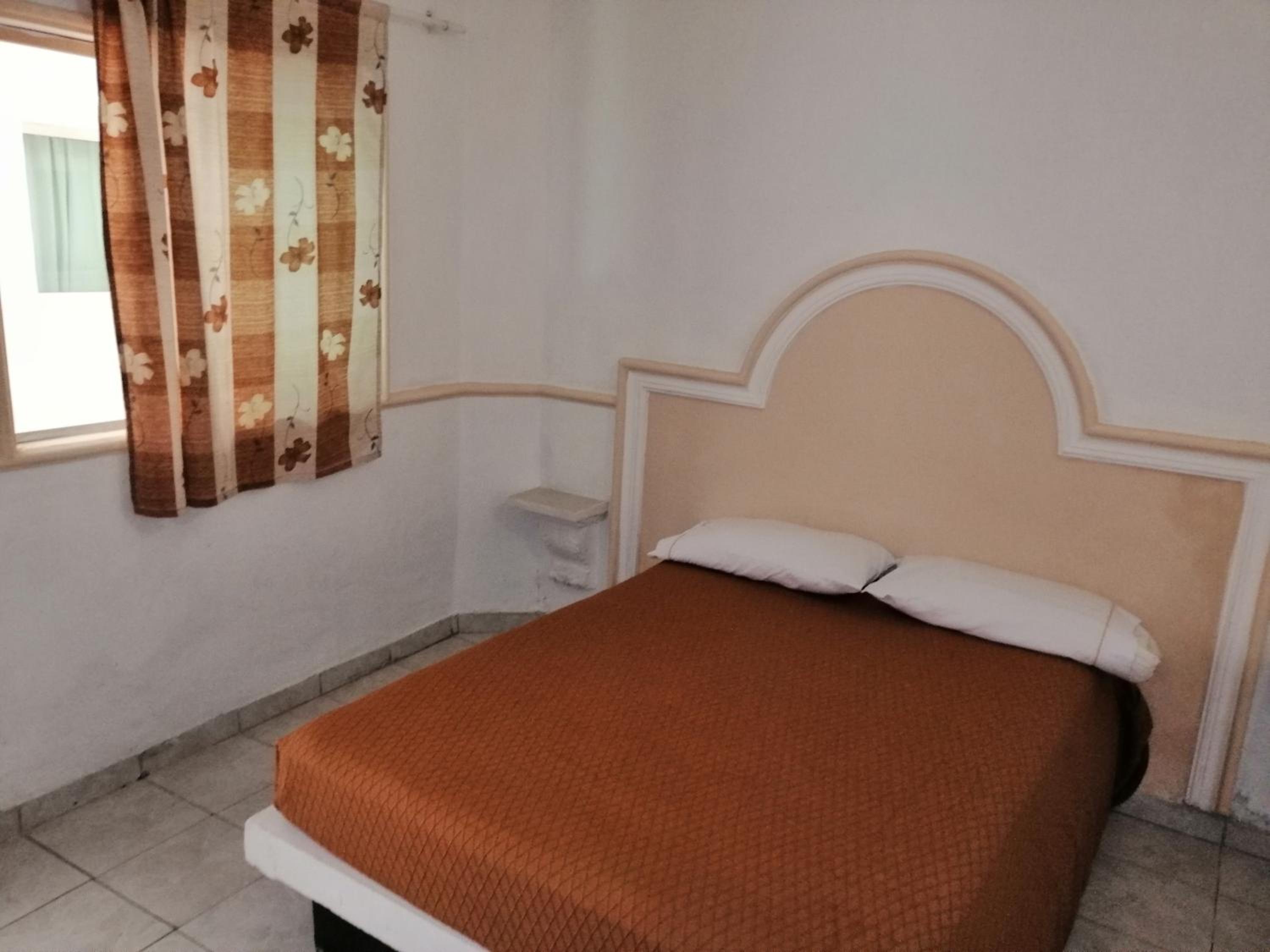 Standard Queen Room - Photo 7