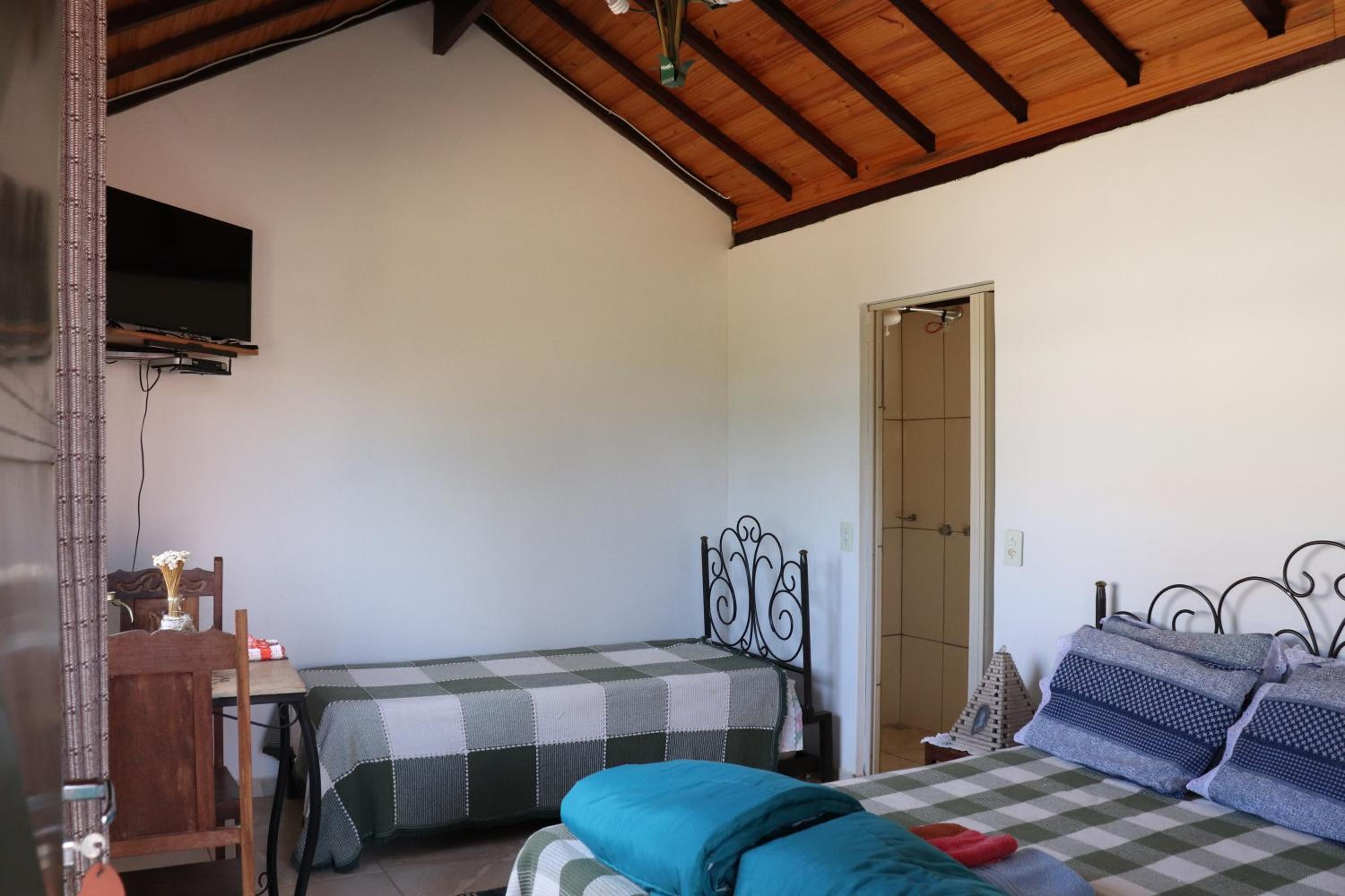 Quadruple Room with Mountain View - Photo 11