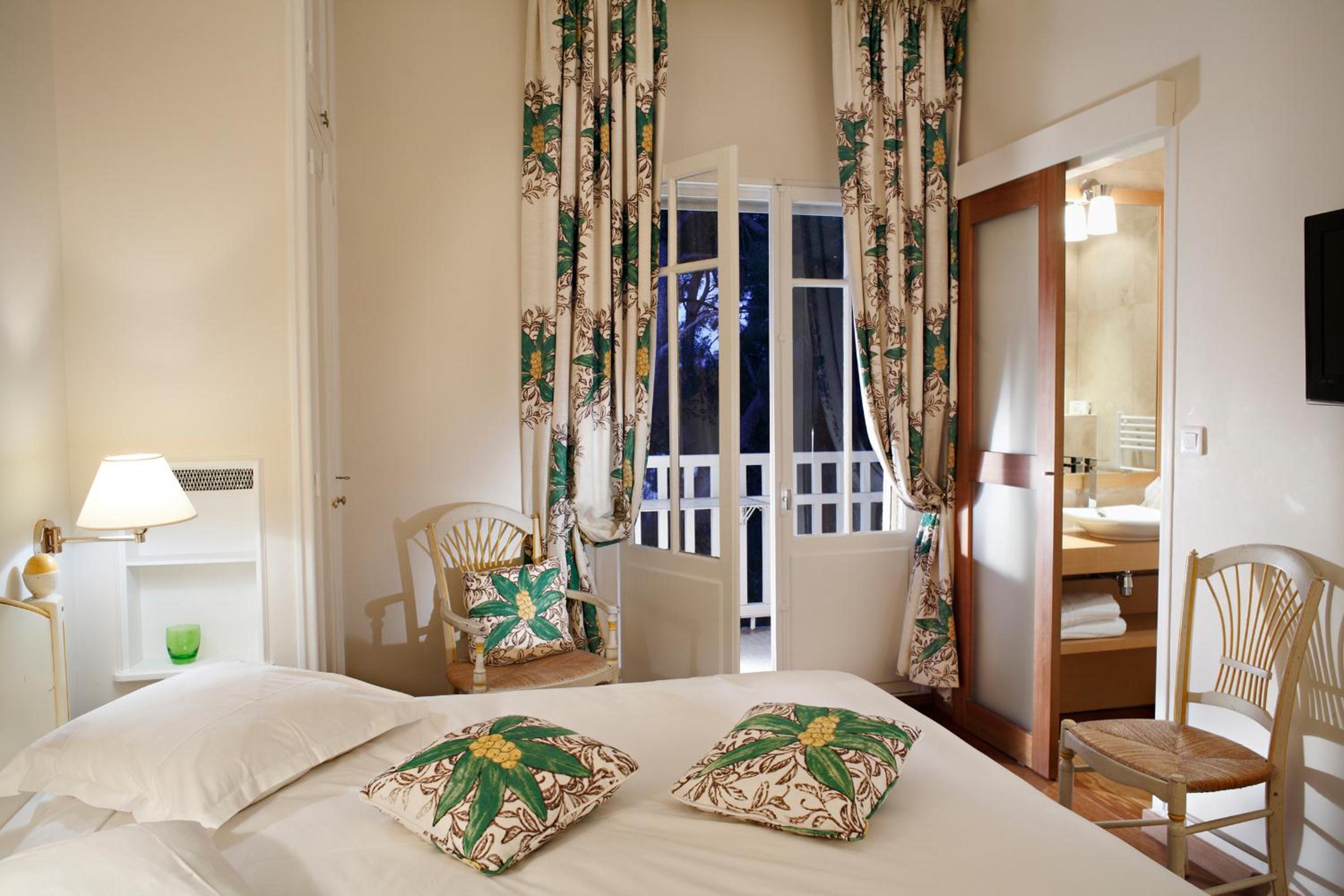 Comfort Queen Room with Balcony and Forest View - Photo 1