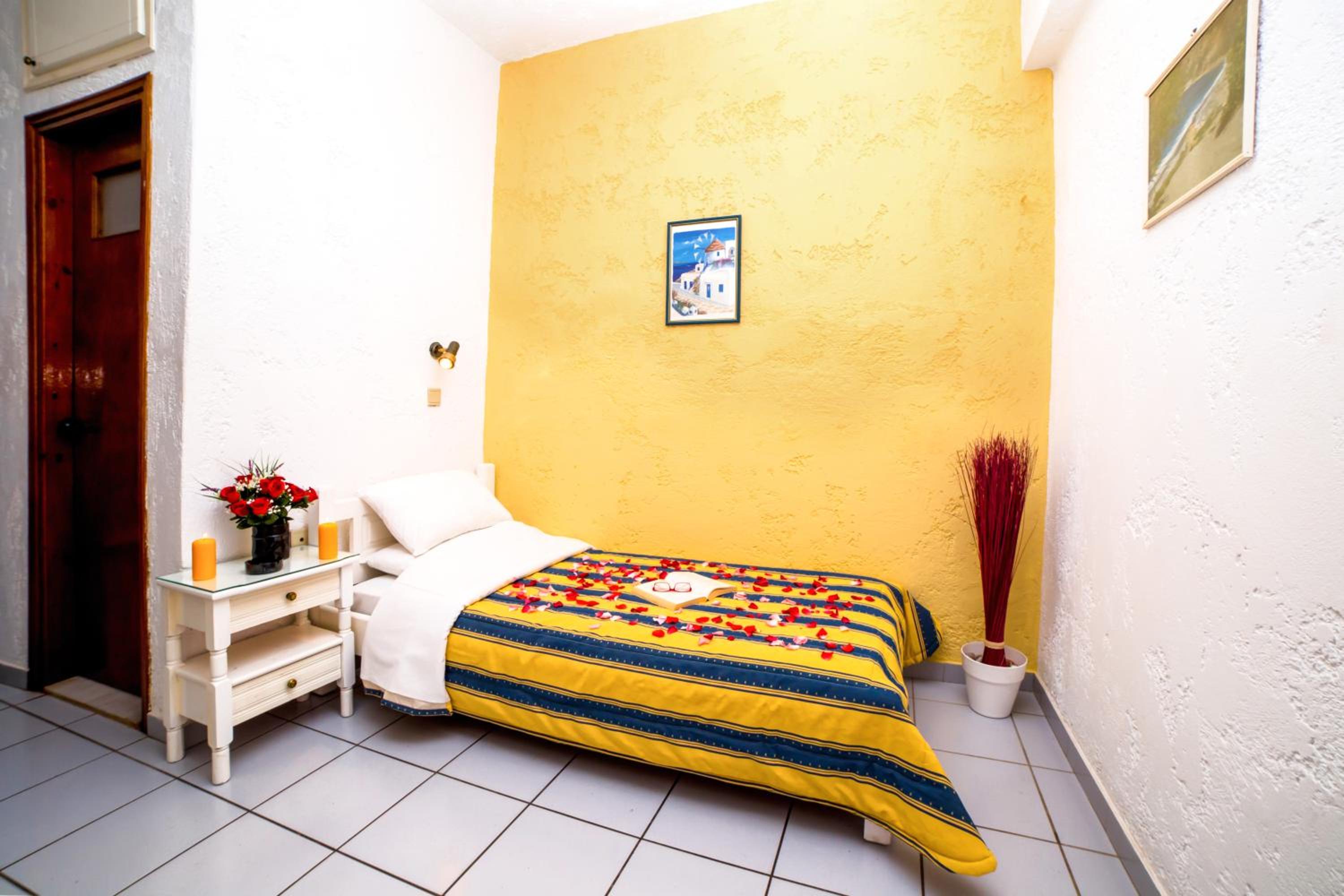 Economy One-Bedroom Apartment (3 Adults) photo 1