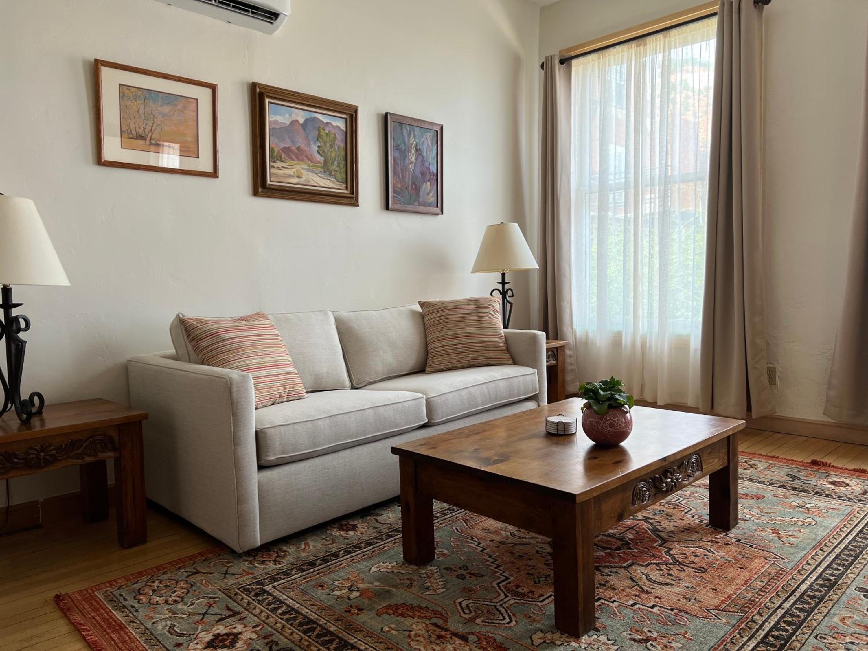 Queen Suite - Photo 2