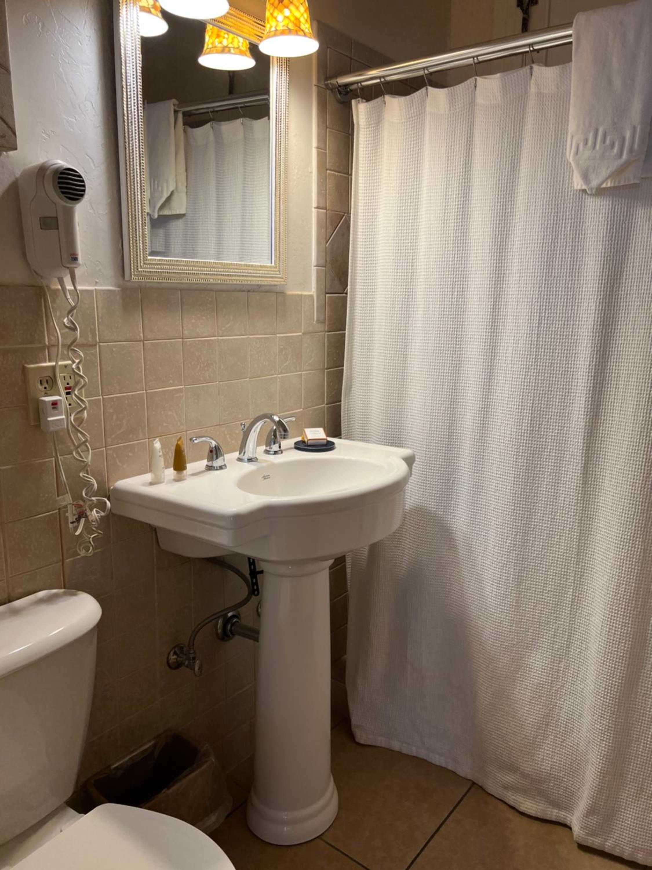 Queen Suite - Photo 4