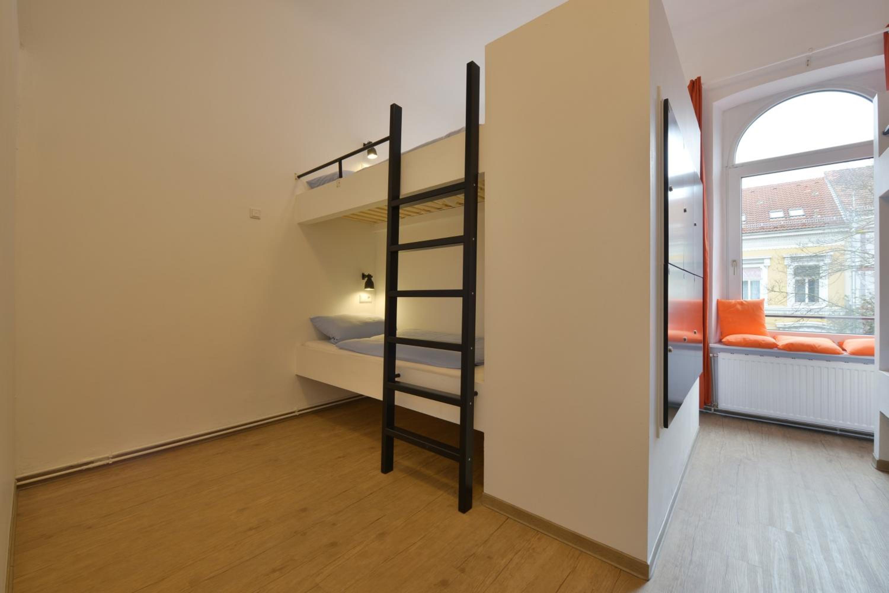 Bed in 8-Bed Mixed Dormitory Room