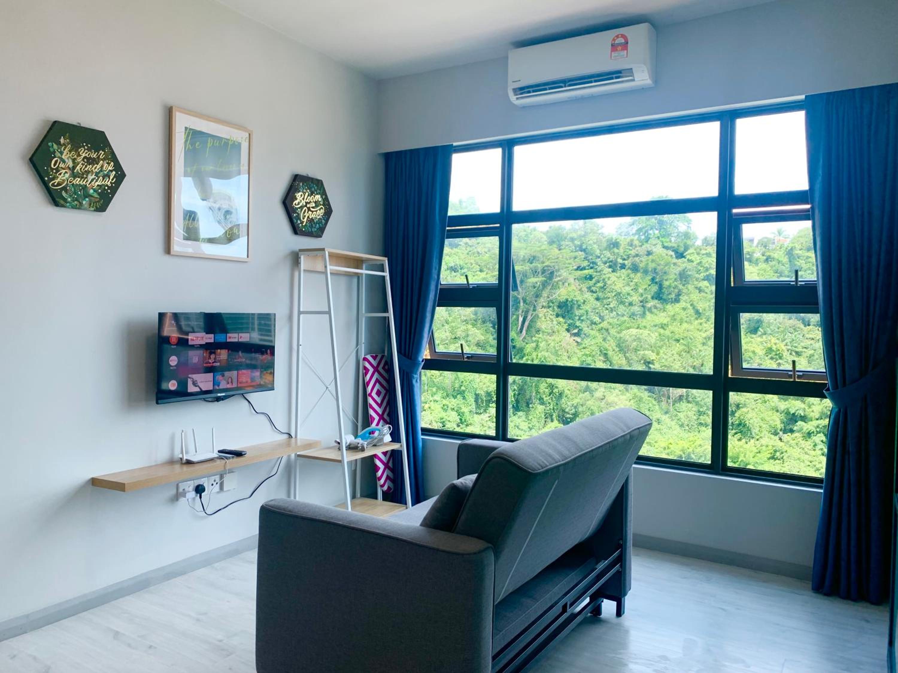 Apartment with Mountain View