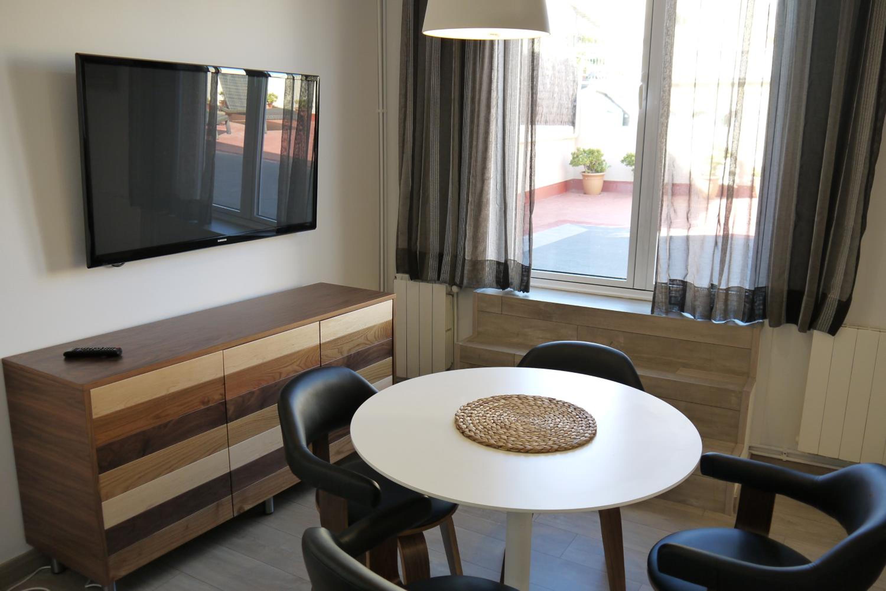 Ático de dos habitaciones con terraza