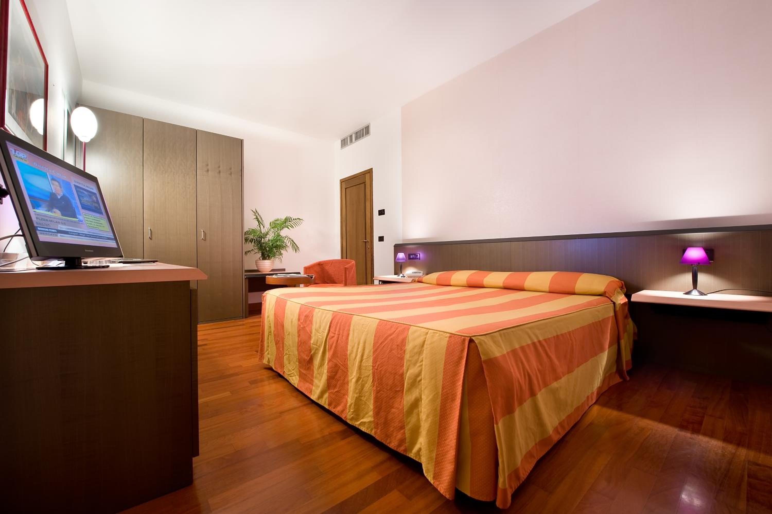 Double or Twin Room with Balcony photo 3