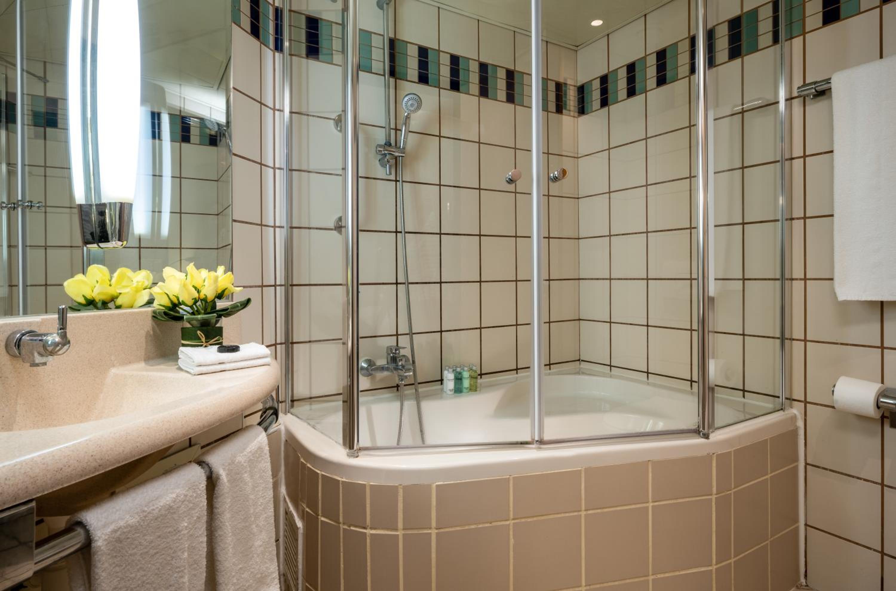 Deluxe Suite (2 Adults + 1 Child) photo 2