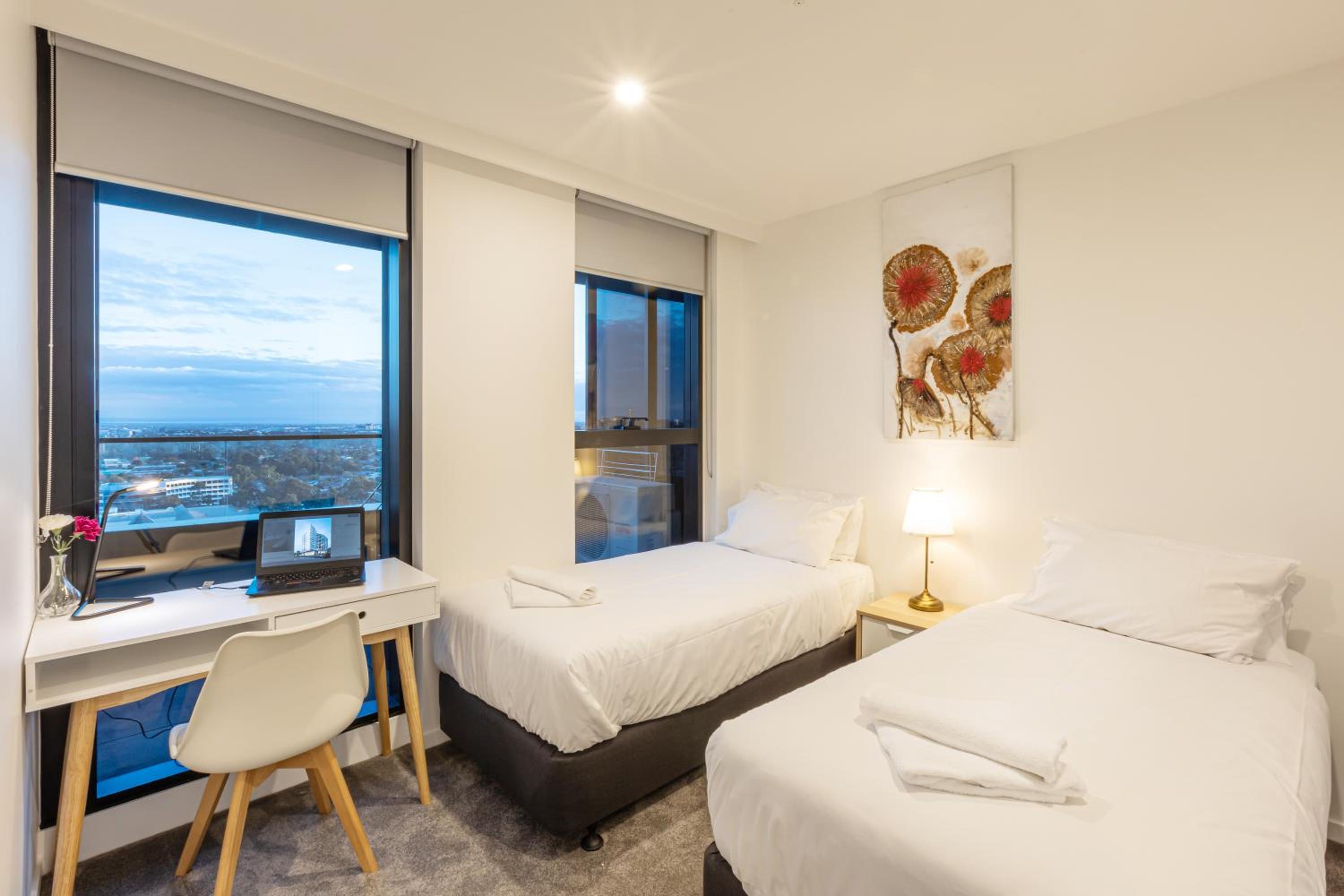 Two Bedroom Luxury Apartment @Sky Garden