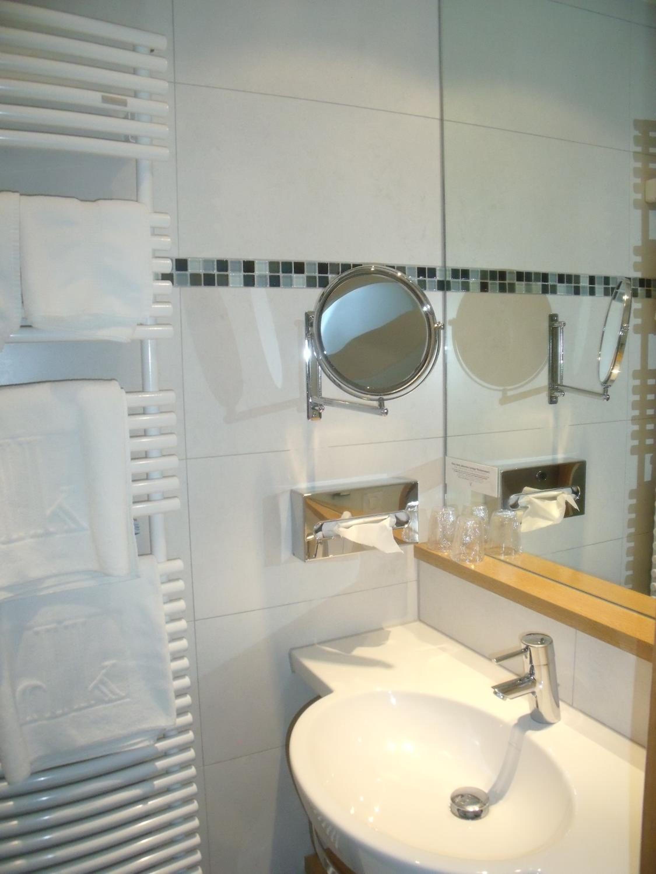 Twin Room with Shower - Photo 7