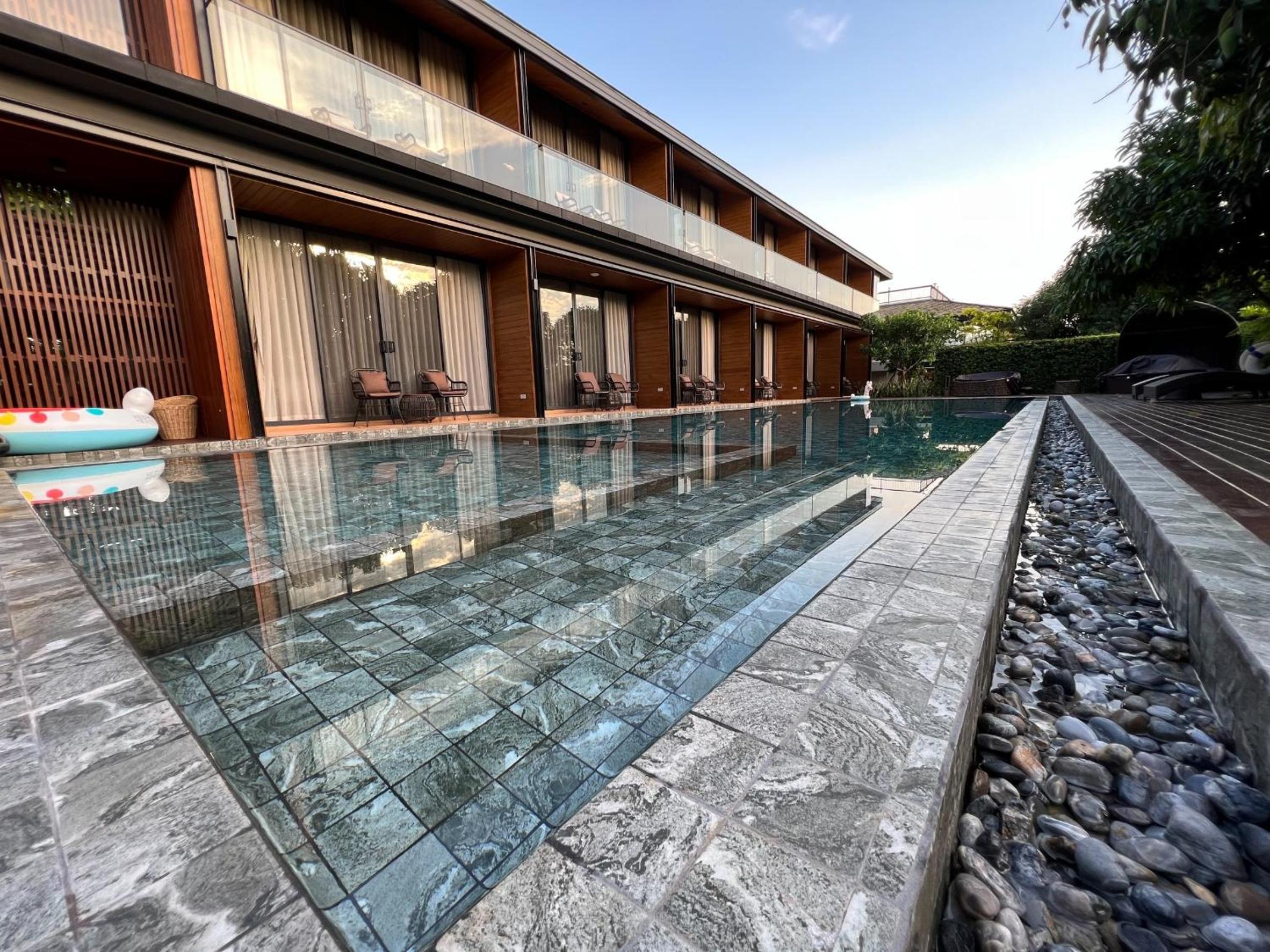 Twin Room with Pool Access photo 2