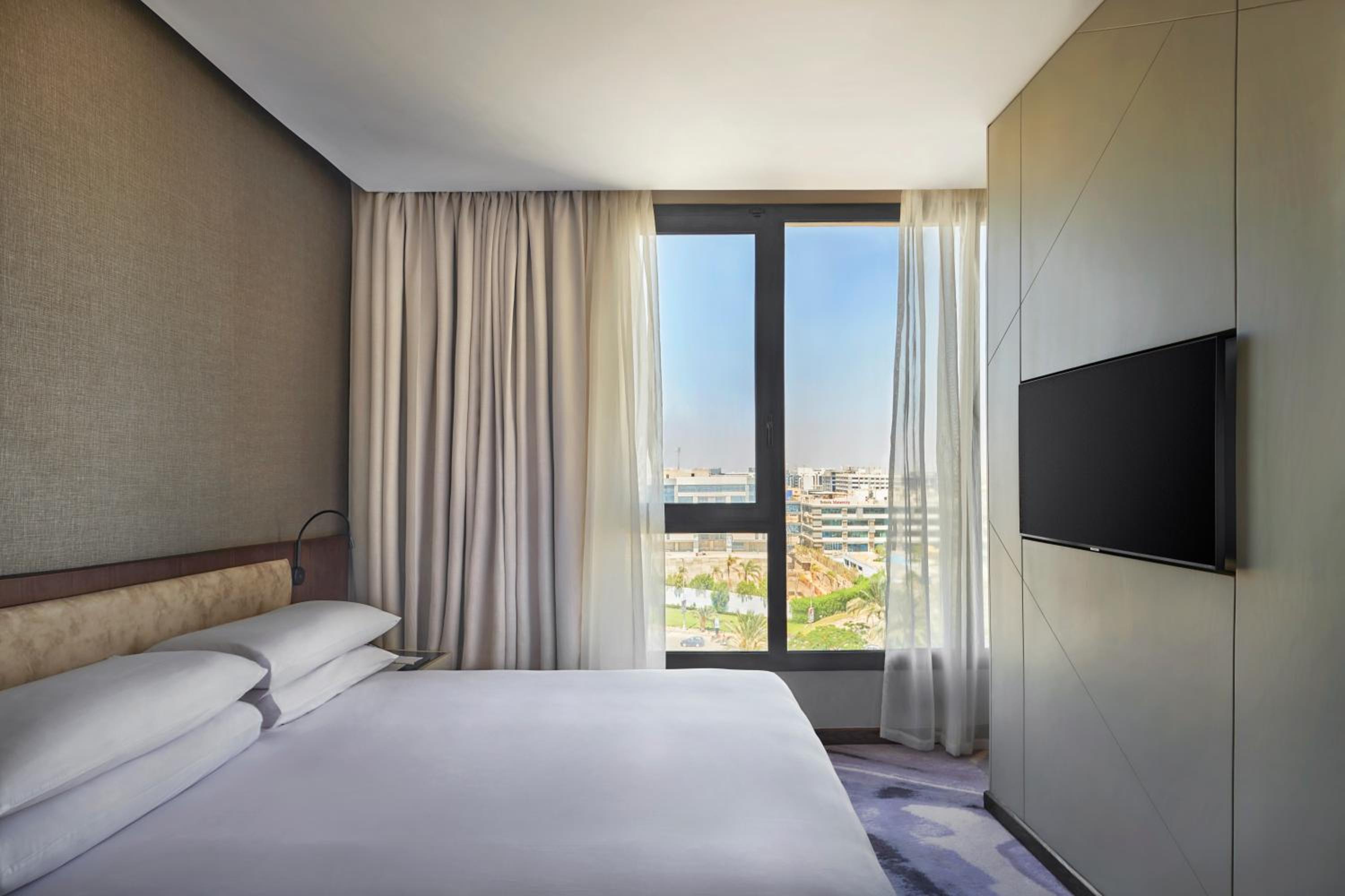 Junior King Suite (Access to Shopping Plaza) - Photo 3