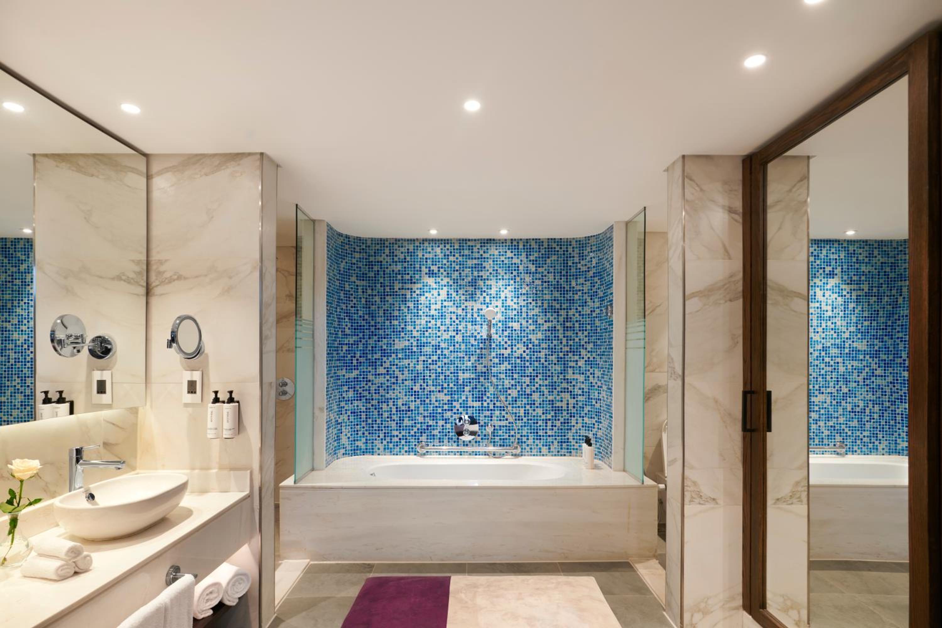 One-Bedroom Suite with Arkan Plaza View photo 3