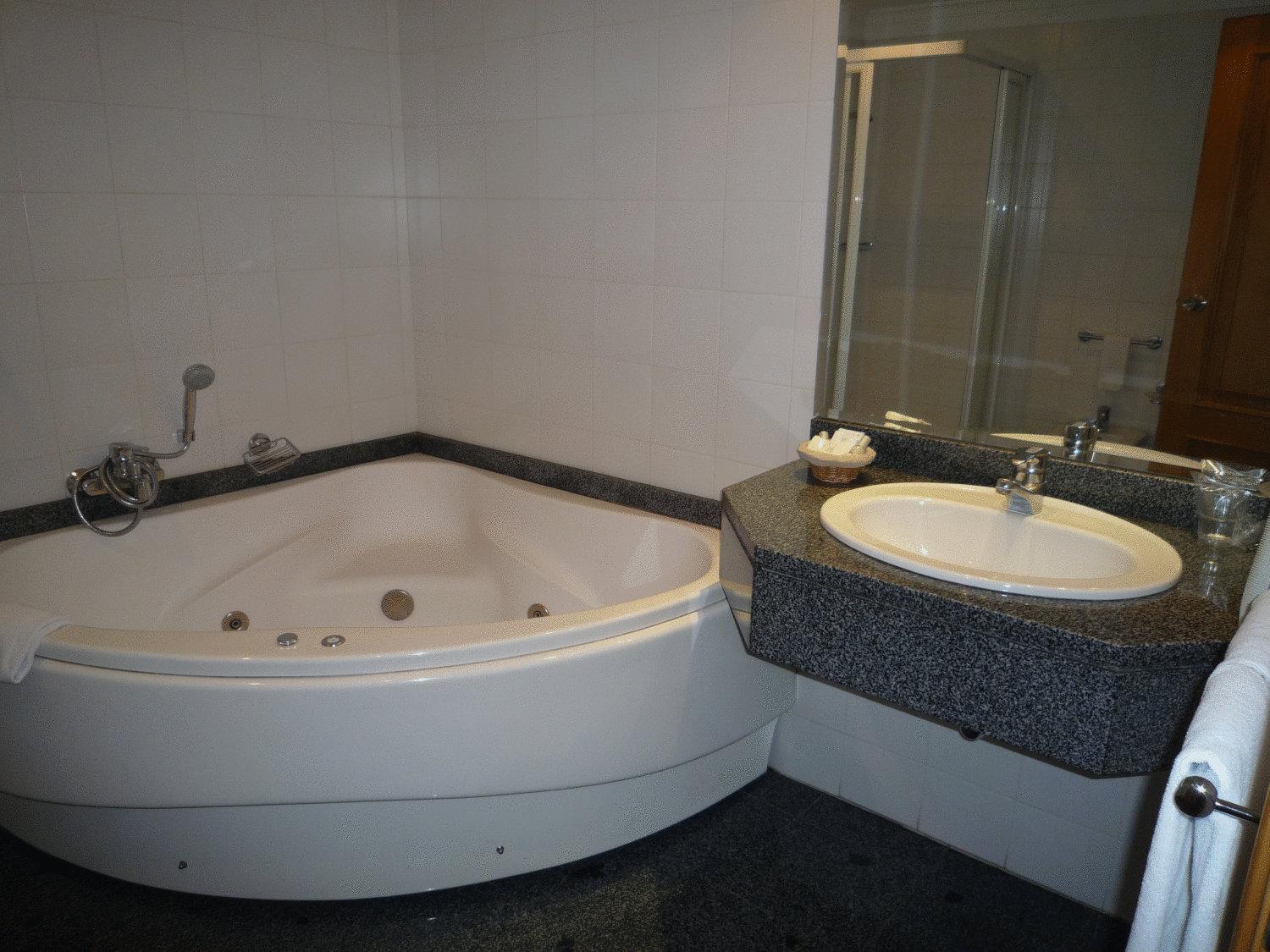 Double Room with Spa Bath - Photo 5