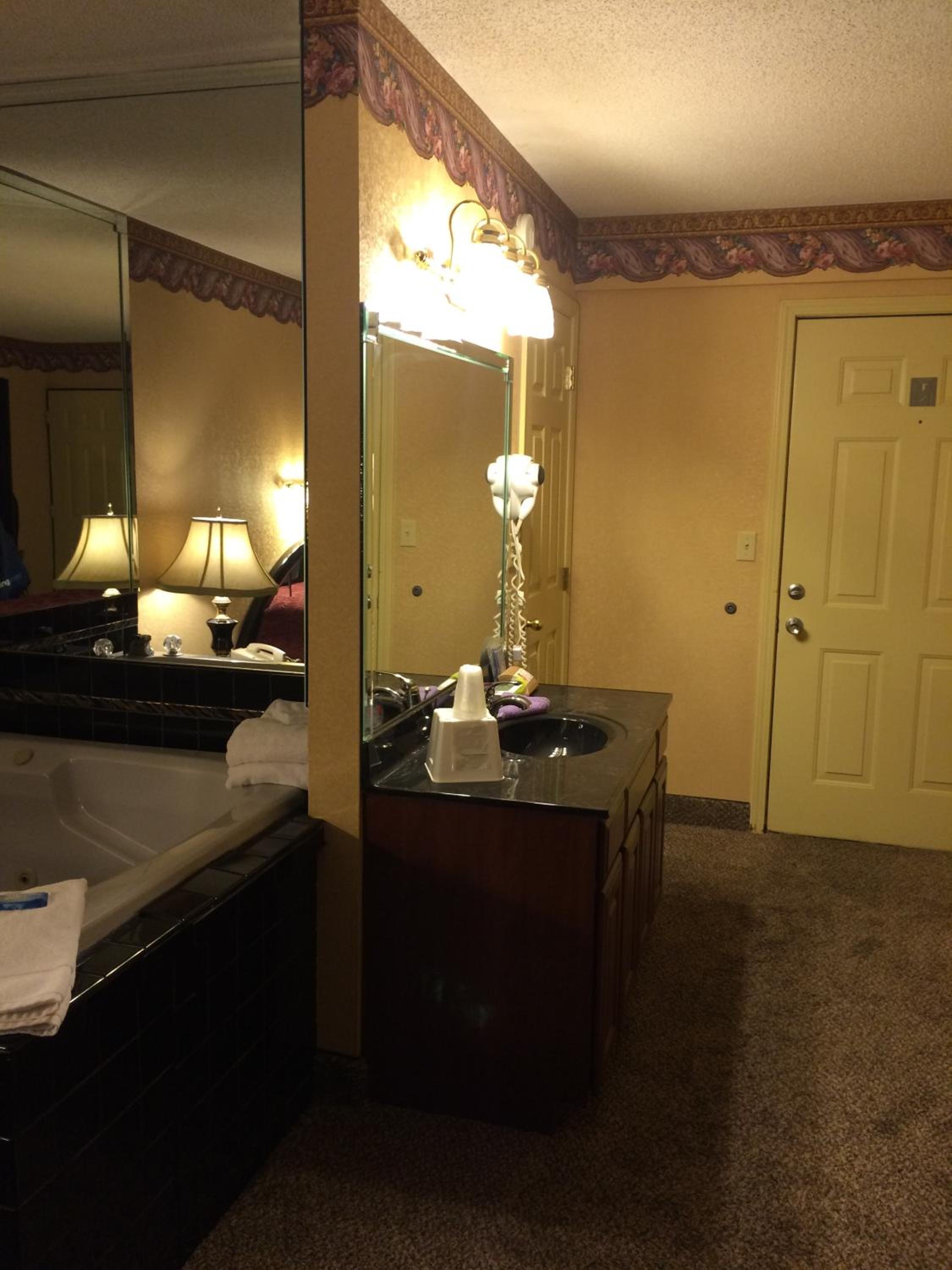 Queen Room with Two Queen Beds with Balcony photo 3