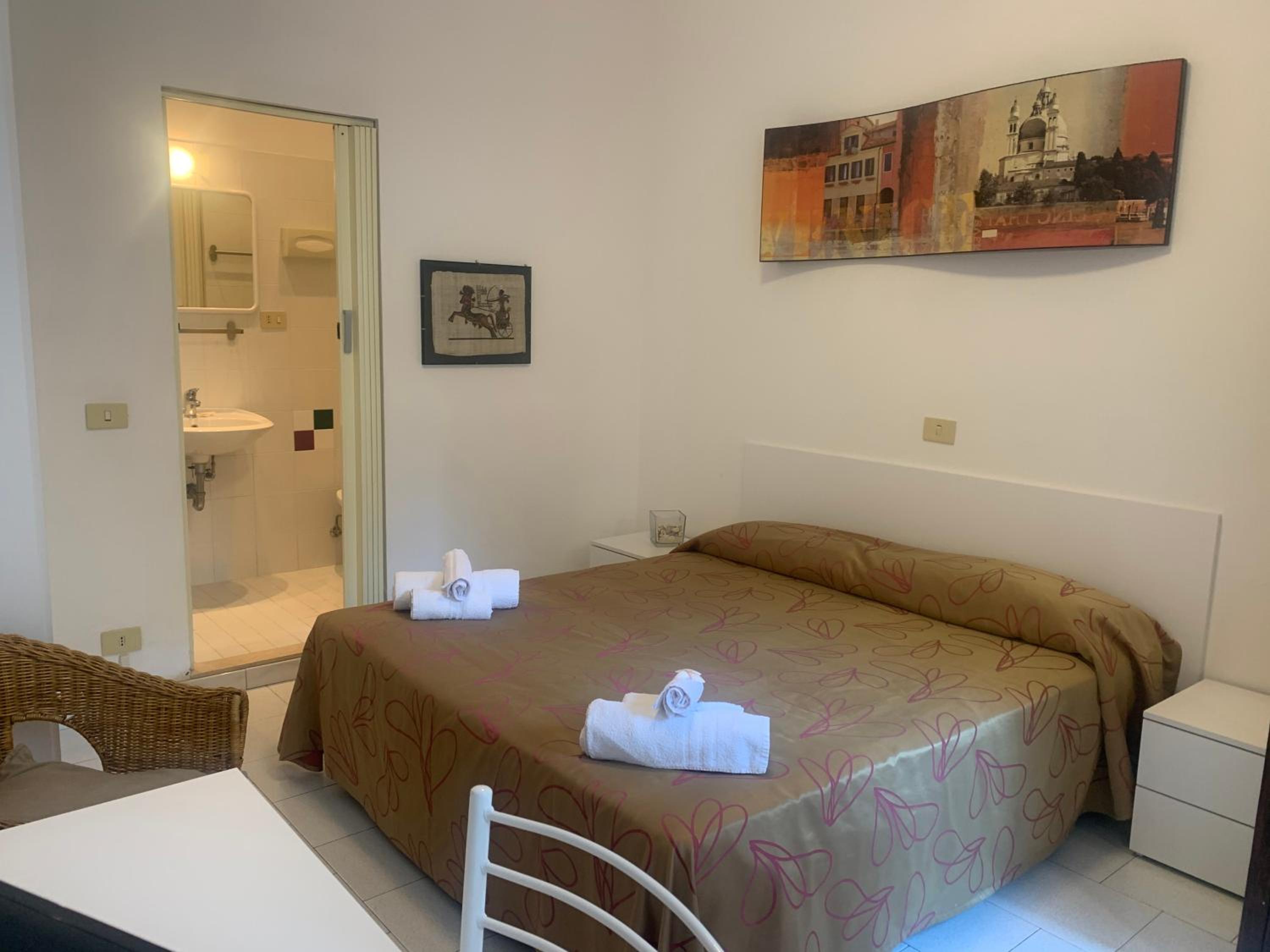Economy Double Room photo 2