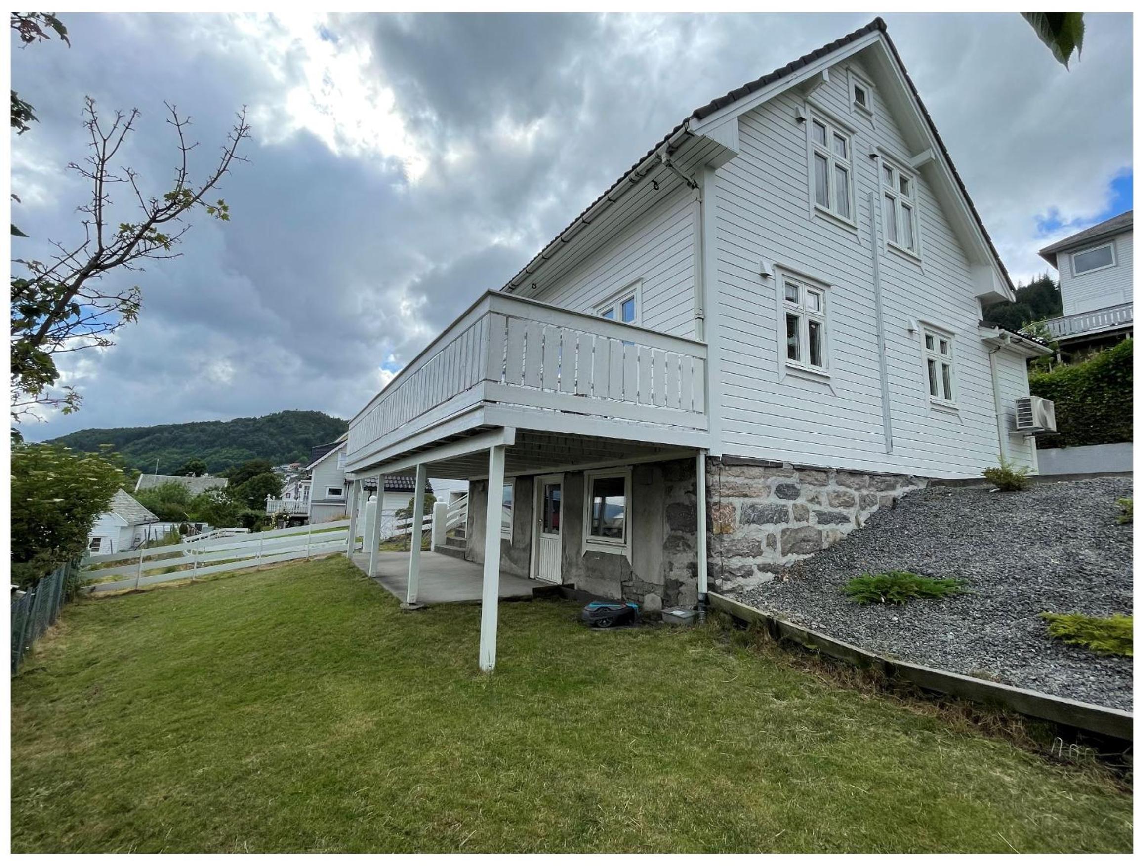 Five-Bedroom House photo 2