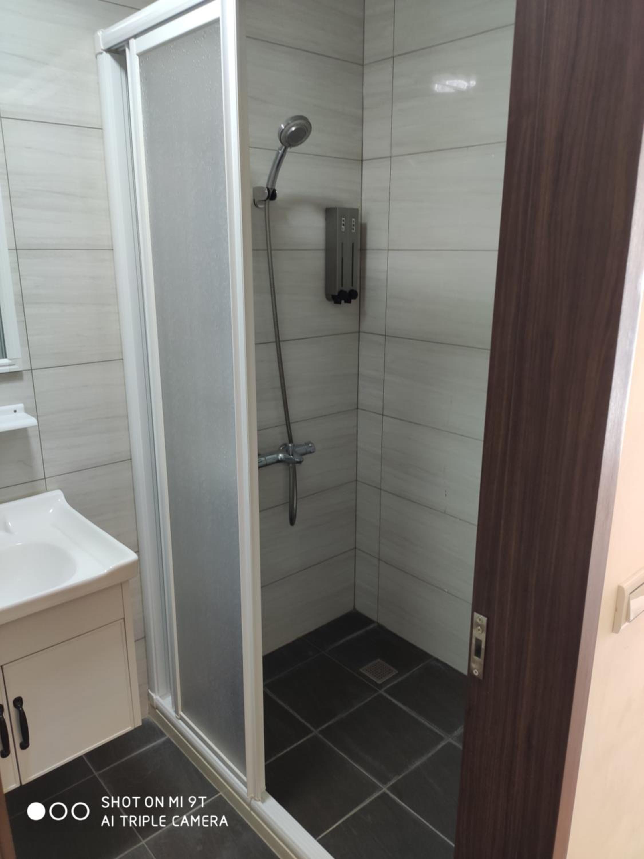 Quadruple Room with Private Bathroom - Photo 6