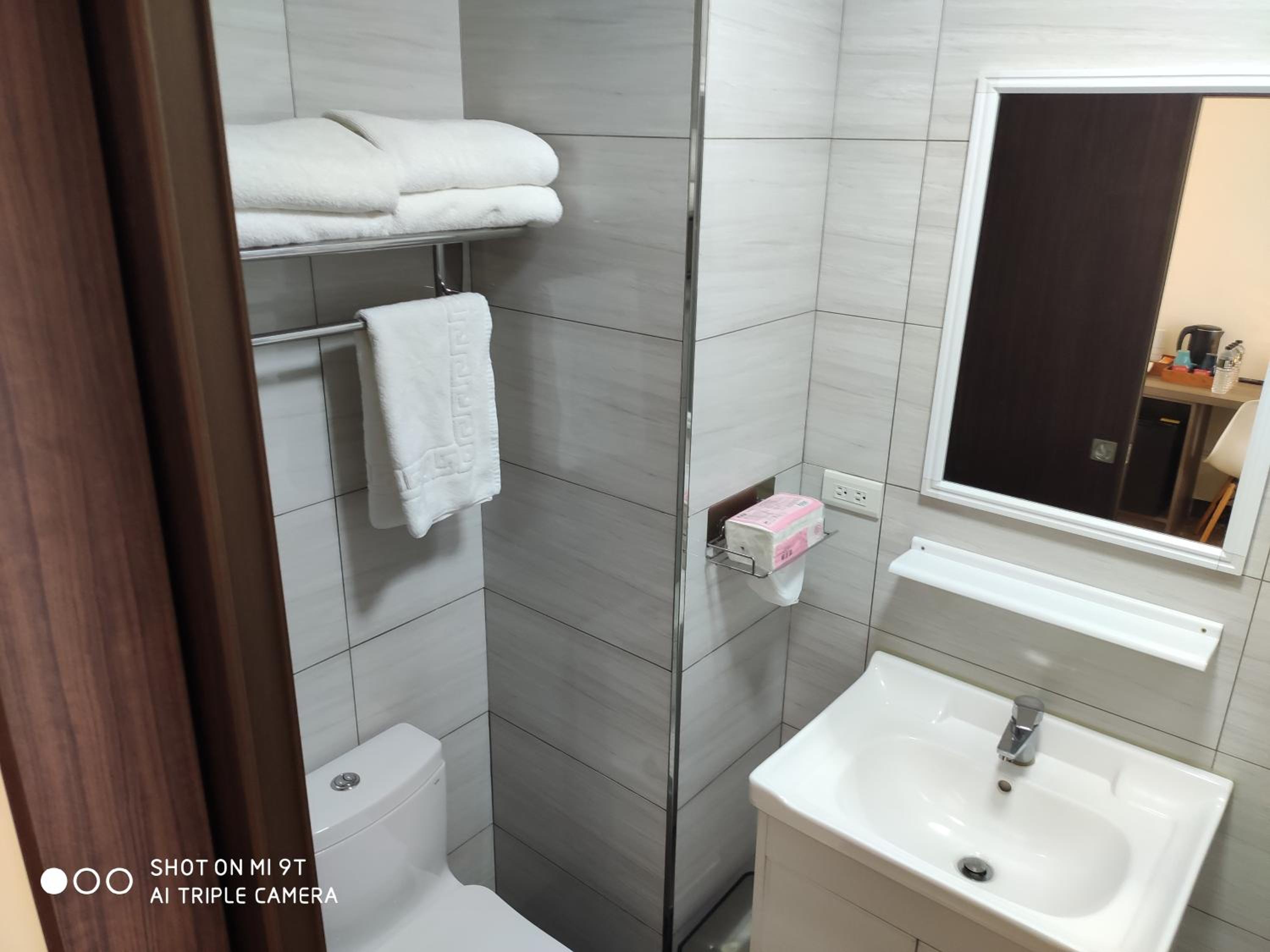 Quadruple Room with Private Bathroom - Photo 7