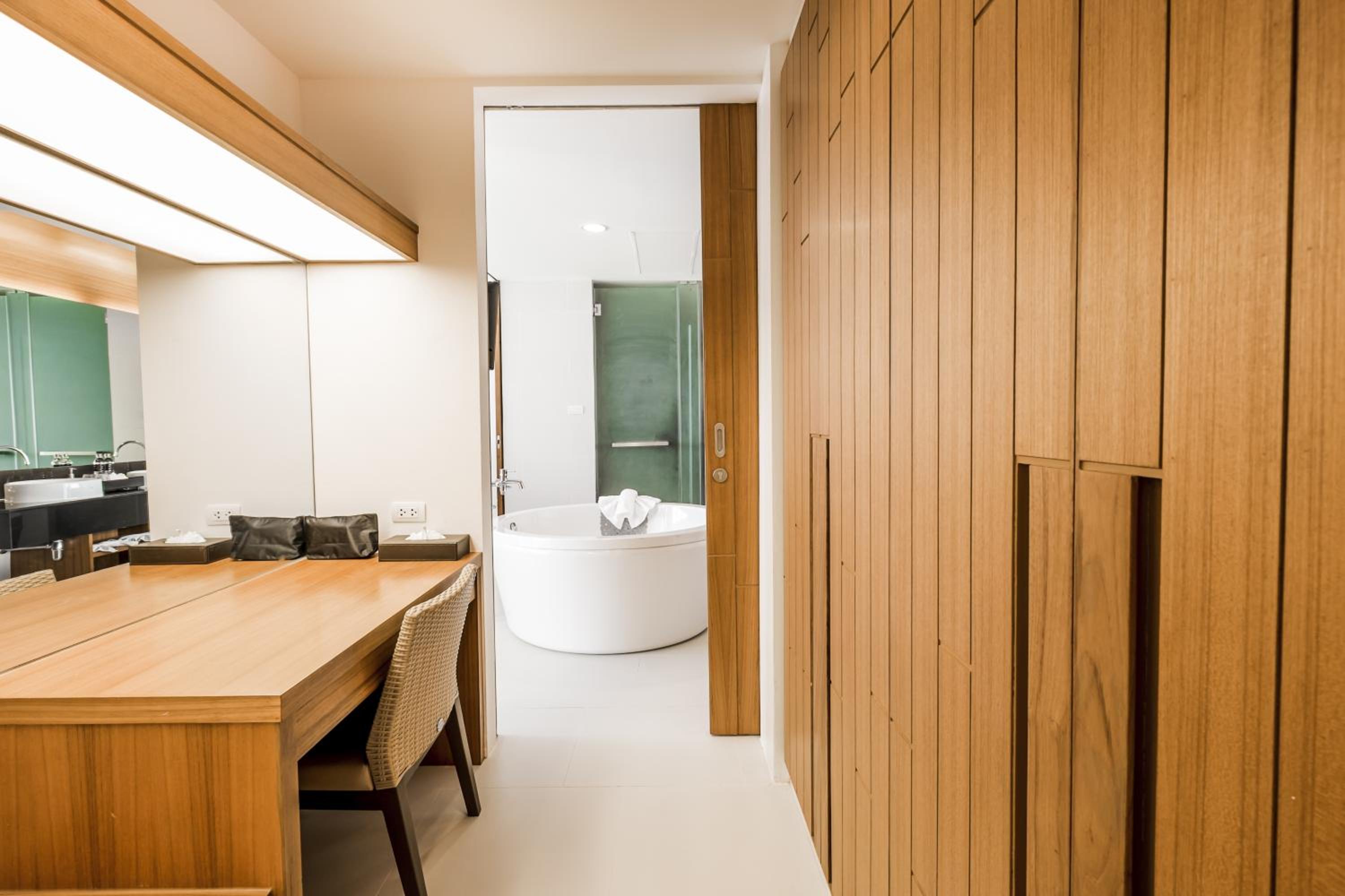 Jacuzzi Spa Suite - Photo 11