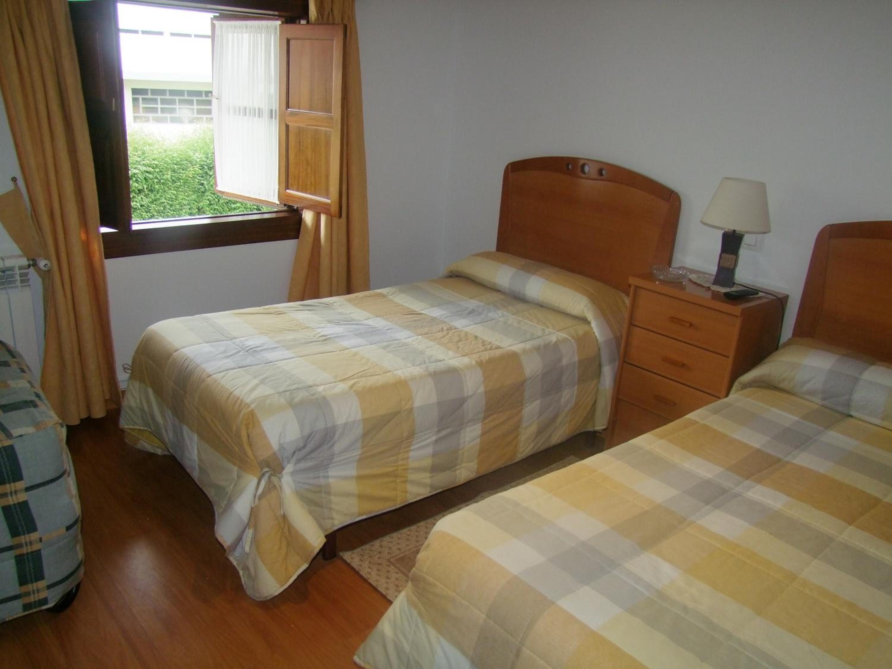 Twin Room with Extra Bed - Photo 1